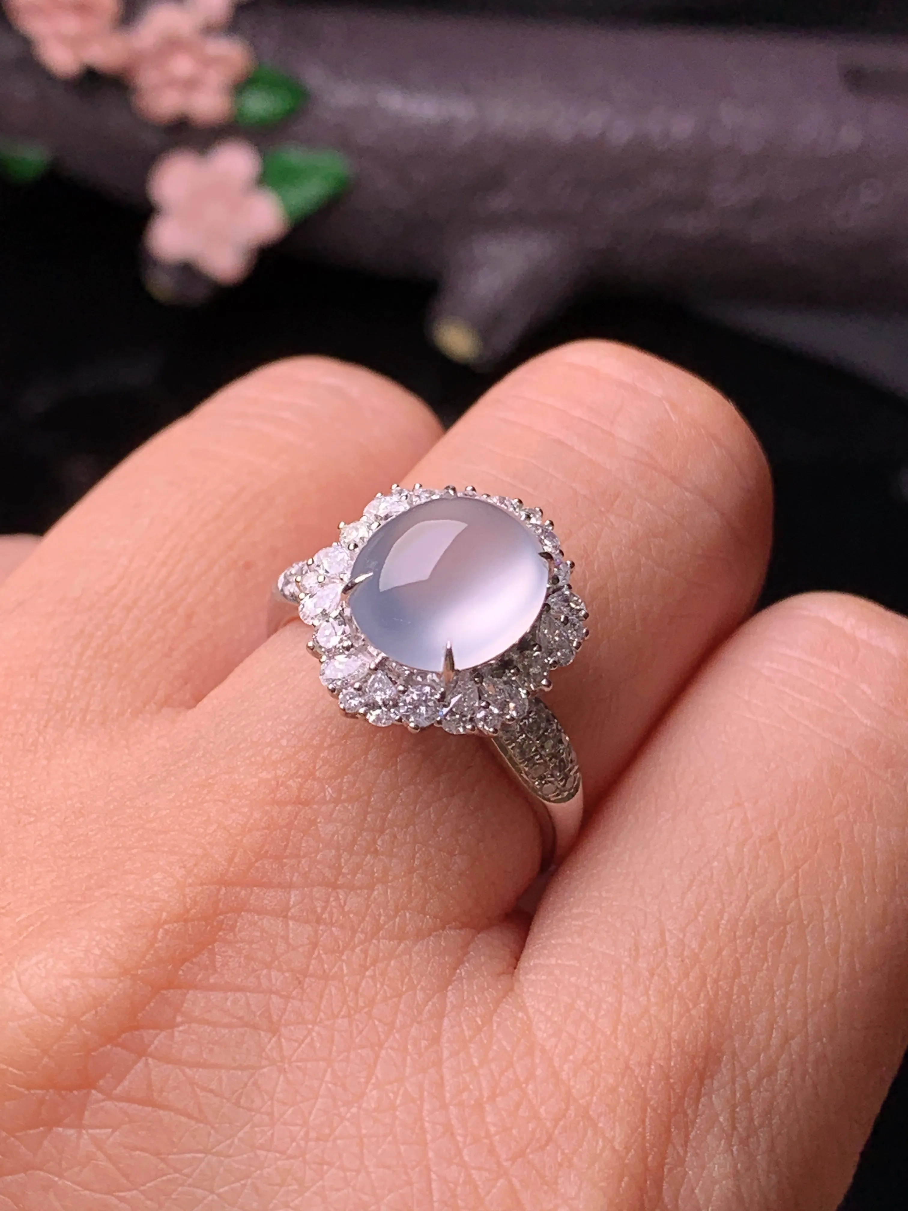 18k金钻镶嵌冰种蛋面戒指 玉质细腻 色泽清新艳丽 圈口14 整体尺寸15*13*10.8