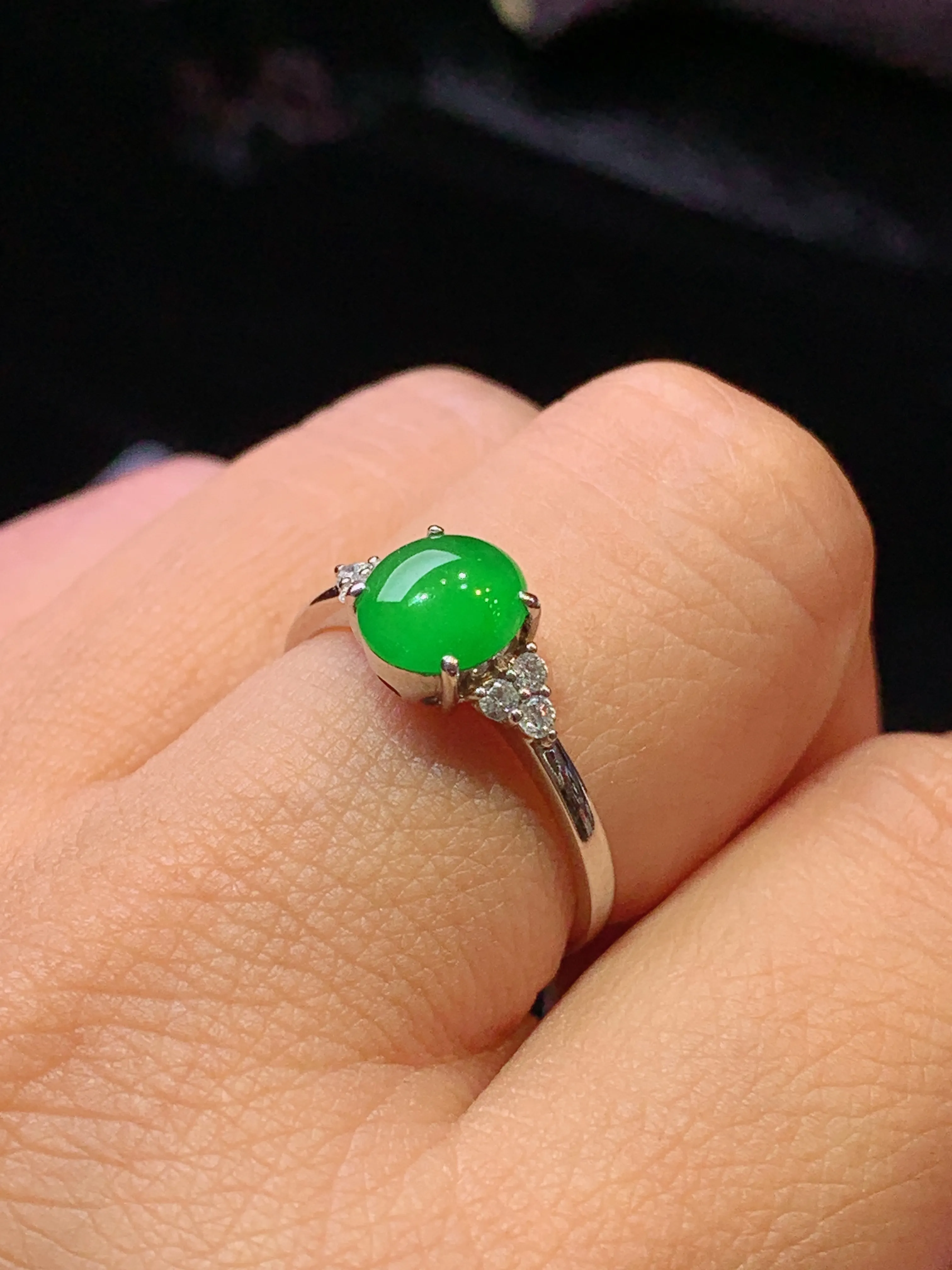 18k金钻镶嵌满绿蛋面戒指 玉质细腻 色泽艳丽清新 圈口13.5 裸石尺寸7.2*6.5*2.8