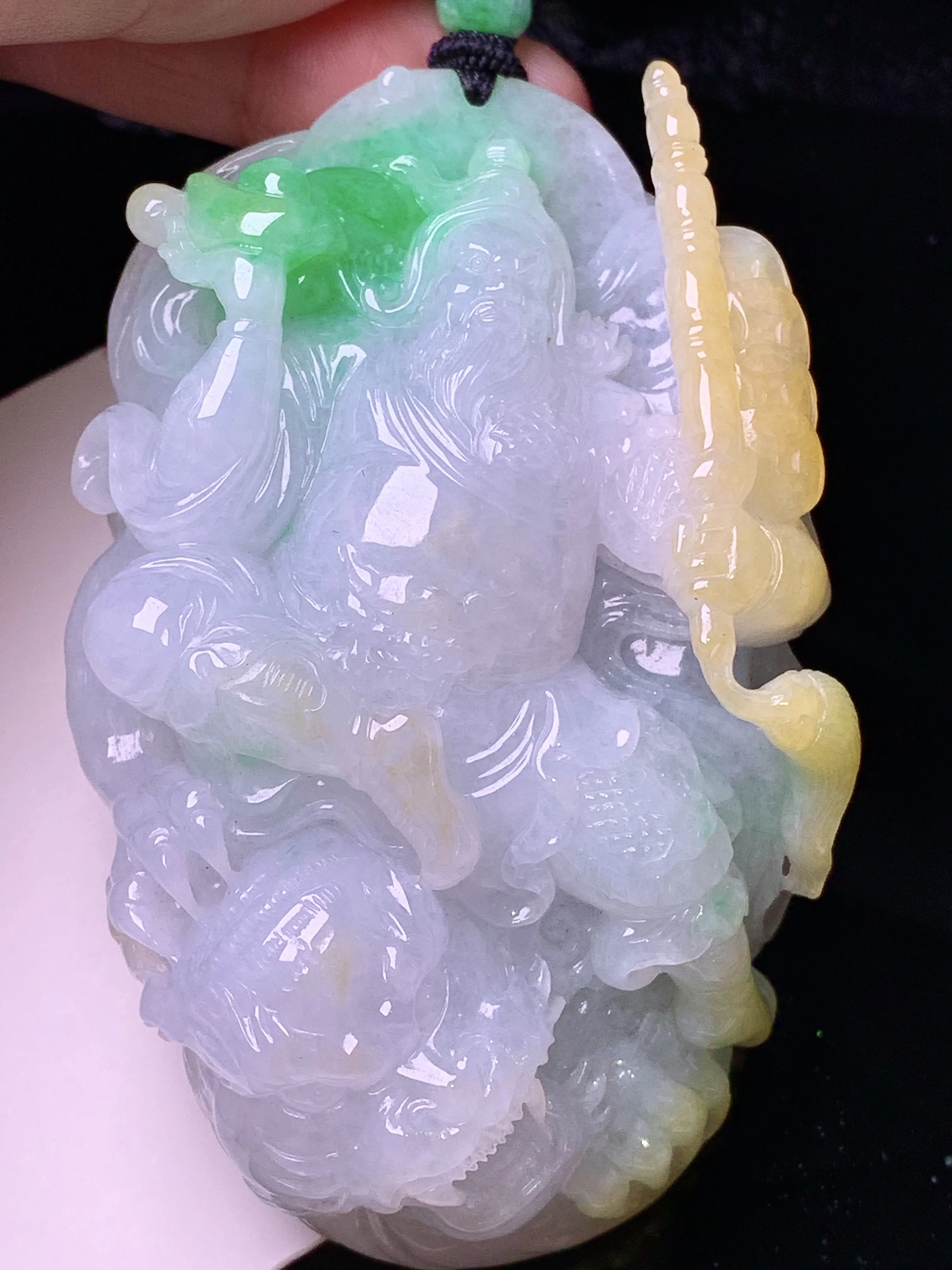 飘黄绿关公吊坠 玉质细腻 色泽艳丽清新 整体尺寸79.3*49.2*21.5