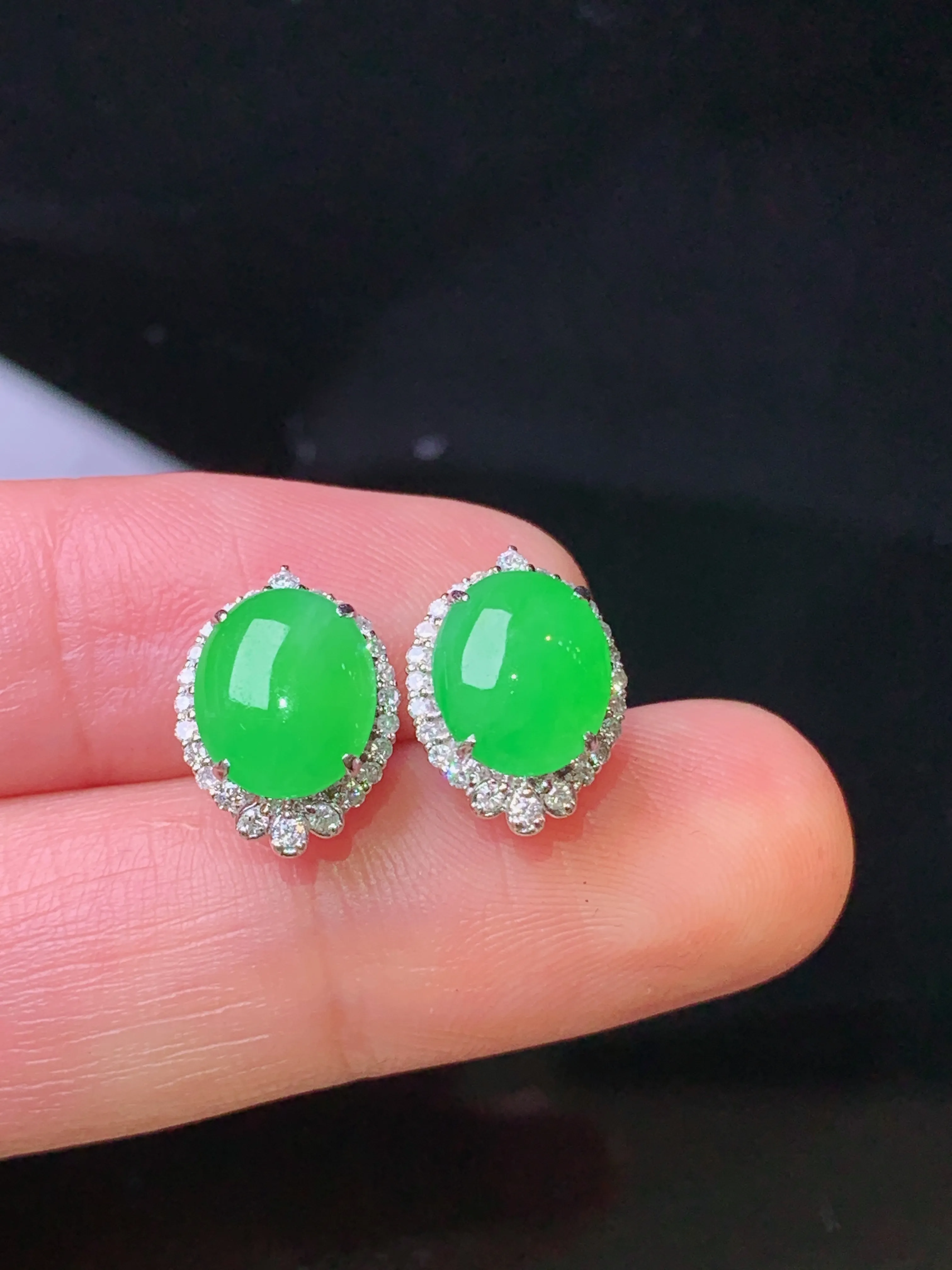 18k金钻镶嵌翠绿蛋面耳钉 玉质细腻 色泽艳丽清新 整体尺寸12.3*9.2*6.5