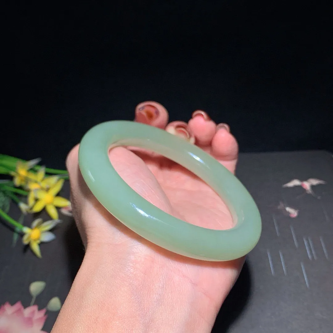 和田玉58圈晴水色肥圆条手镯！圈口58宽11.3玉质细腻油润 底色纯净  无裂无杂 脂粉好，品质高