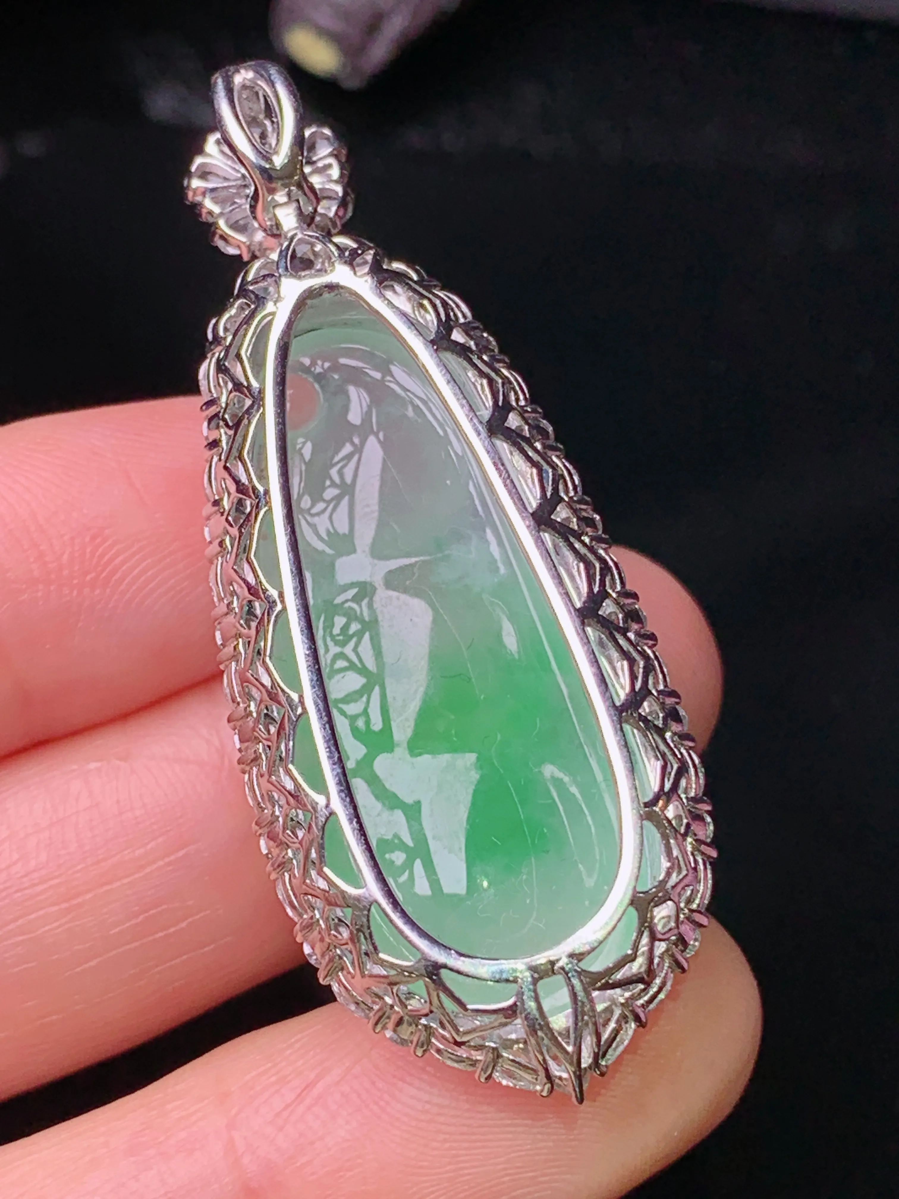 18k金钻镶嵌飘绿四季豆吊坠 玉质细腻 色泽艳丽清新 整体尺寸49.3*19*11.5