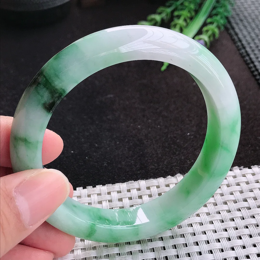 天然A货翡翠60.5/12.6/9.4老坑精美温润飘绿手镯大圈口宽边玉手镯