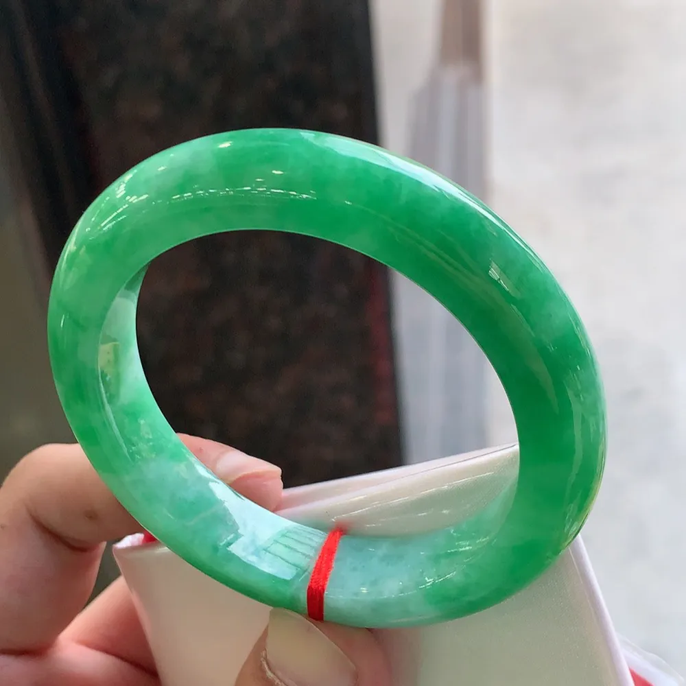 正圈满绿 无瑕 尺寸:54.6/12.2/9.9 满色