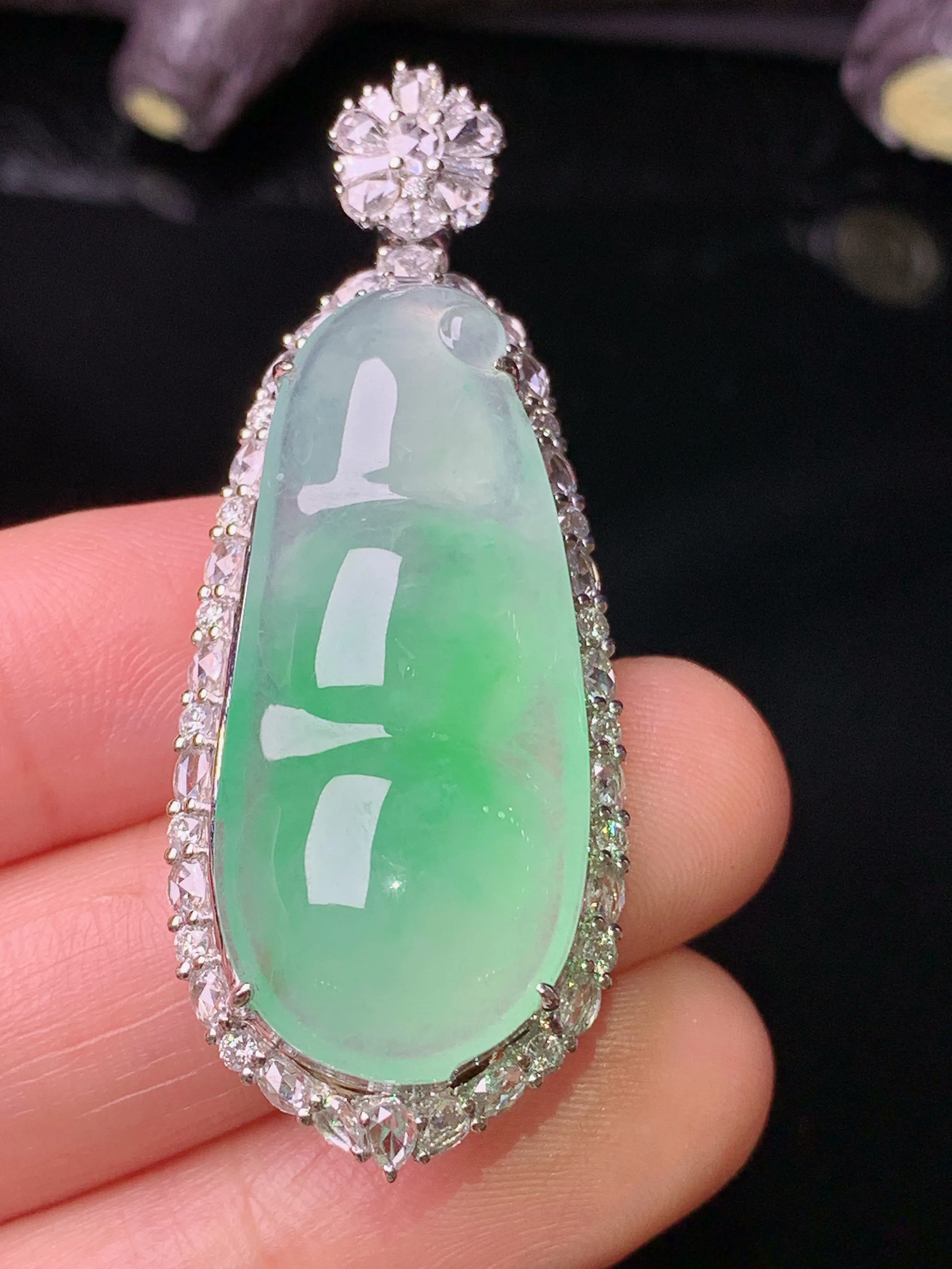 18k金钻镶嵌飘绿四季豆吊坠 玉质细腻 色泽艳丽清新 整体尺寸49.3*19*11.5