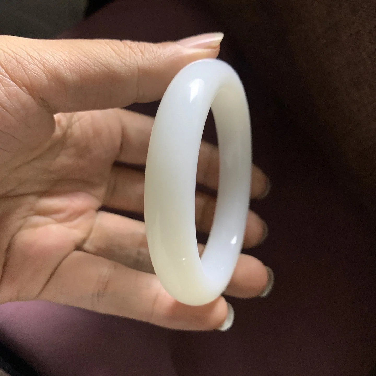 56.5圈口和田玉羊脂白宽条手镯【挽间柔情】，镯型古朴典雅。在诗情画意的雨巷相遇，你是我腕间的一抹风情，有你眸有深情.清风荡漾湖间静水，我愿俯身低眉，在烟波涟漪处寻你