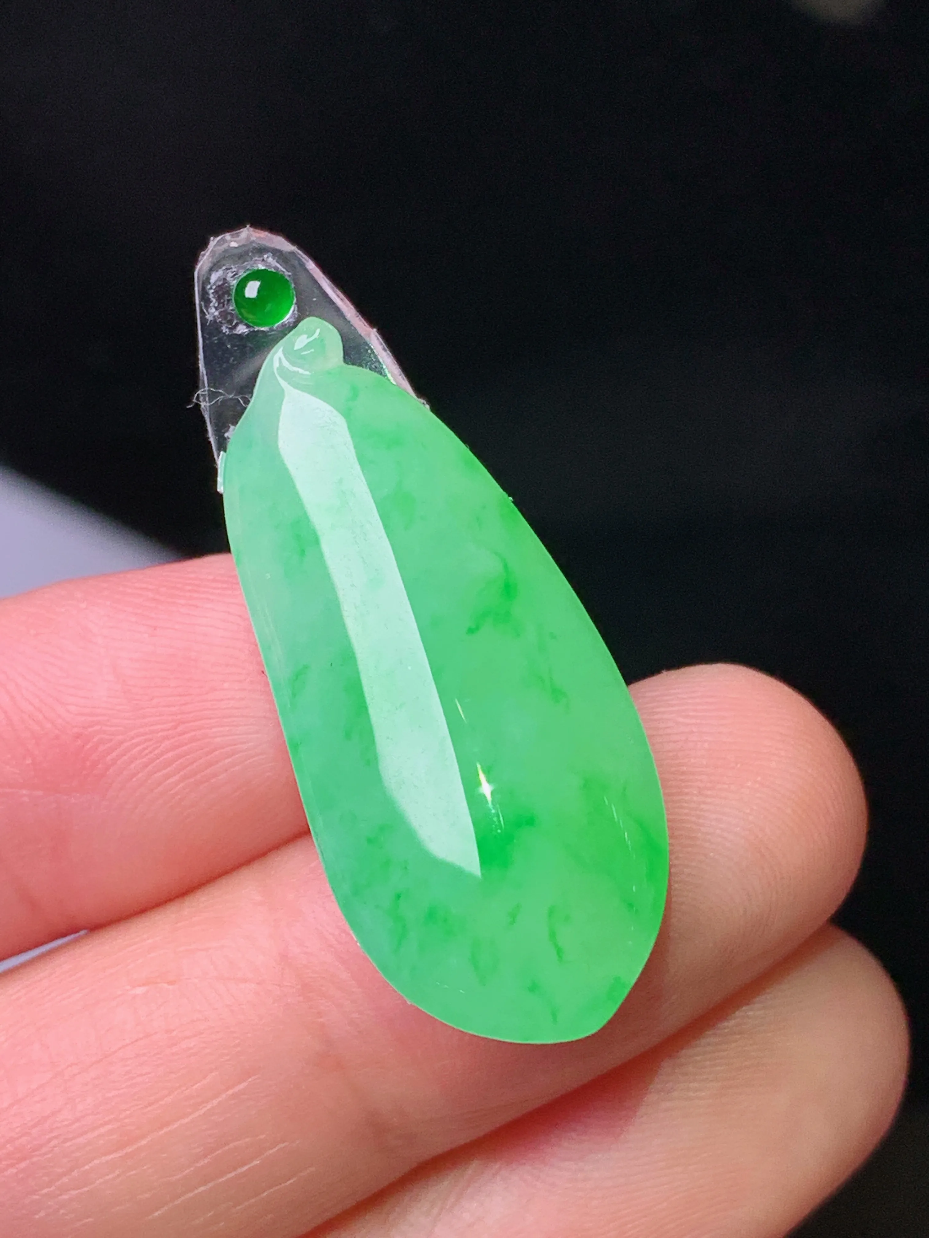 翠绿福瓜吊坠 玉质细腻 色泽艳丽清新 整体尺寸30*13*6