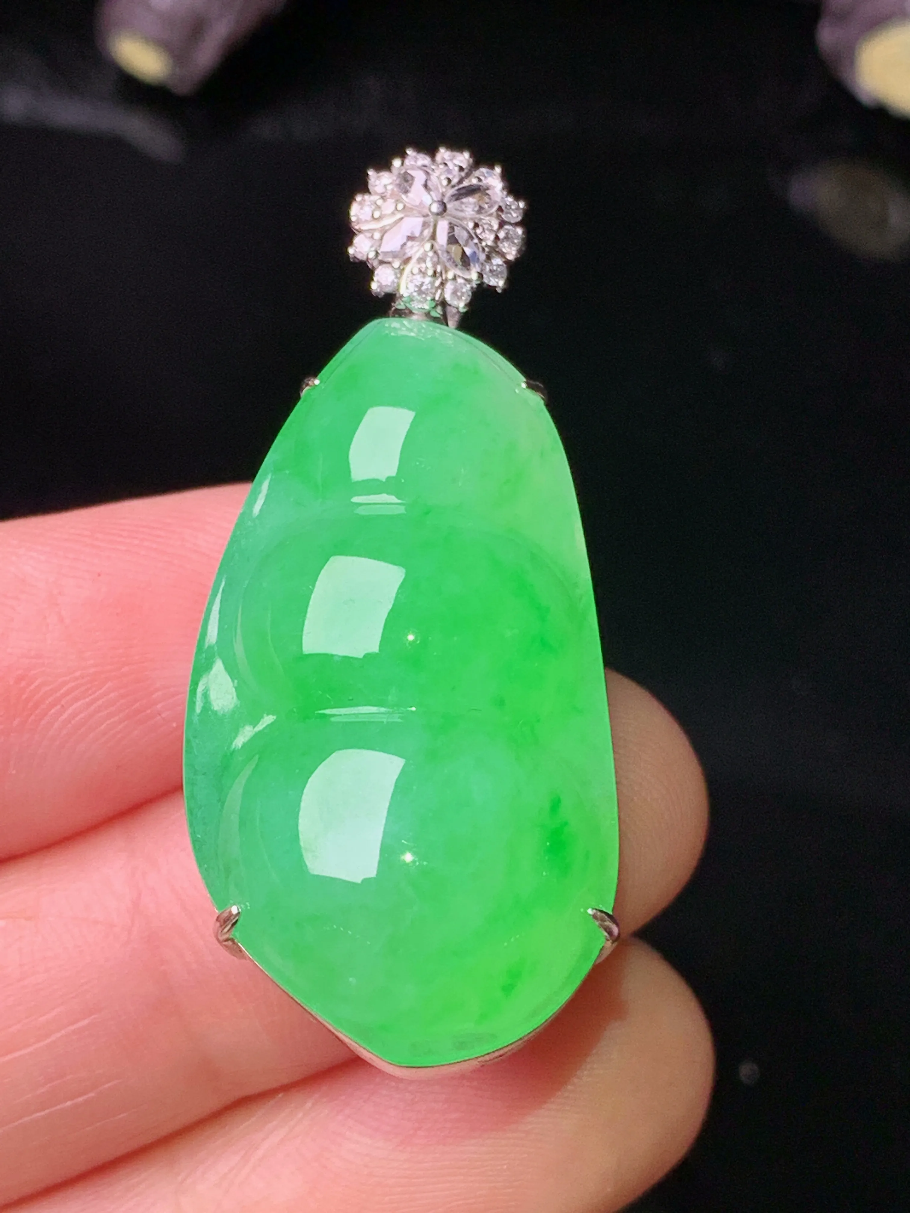 18k金钻镶嵌翠绿四季豆吊坠 玉质细腻 色泽艳丽清新 整体尺寸40*17.2*12