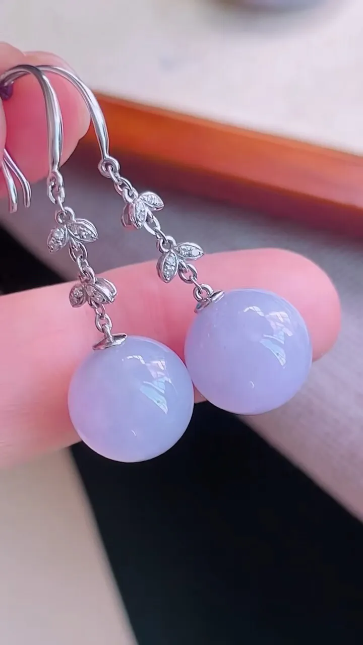 【翡翠名称】18K金镶钻冰紫转运珠耳坠
【翡翠尺寸】裸石平均11mm/颗
【翡翠描述】宝贝种老水足，玉质细腻，色泽靓丽，性价比高，佩戴效果好！
【其它赠送】权威证书/精美挂绳盒子/支持全国复检