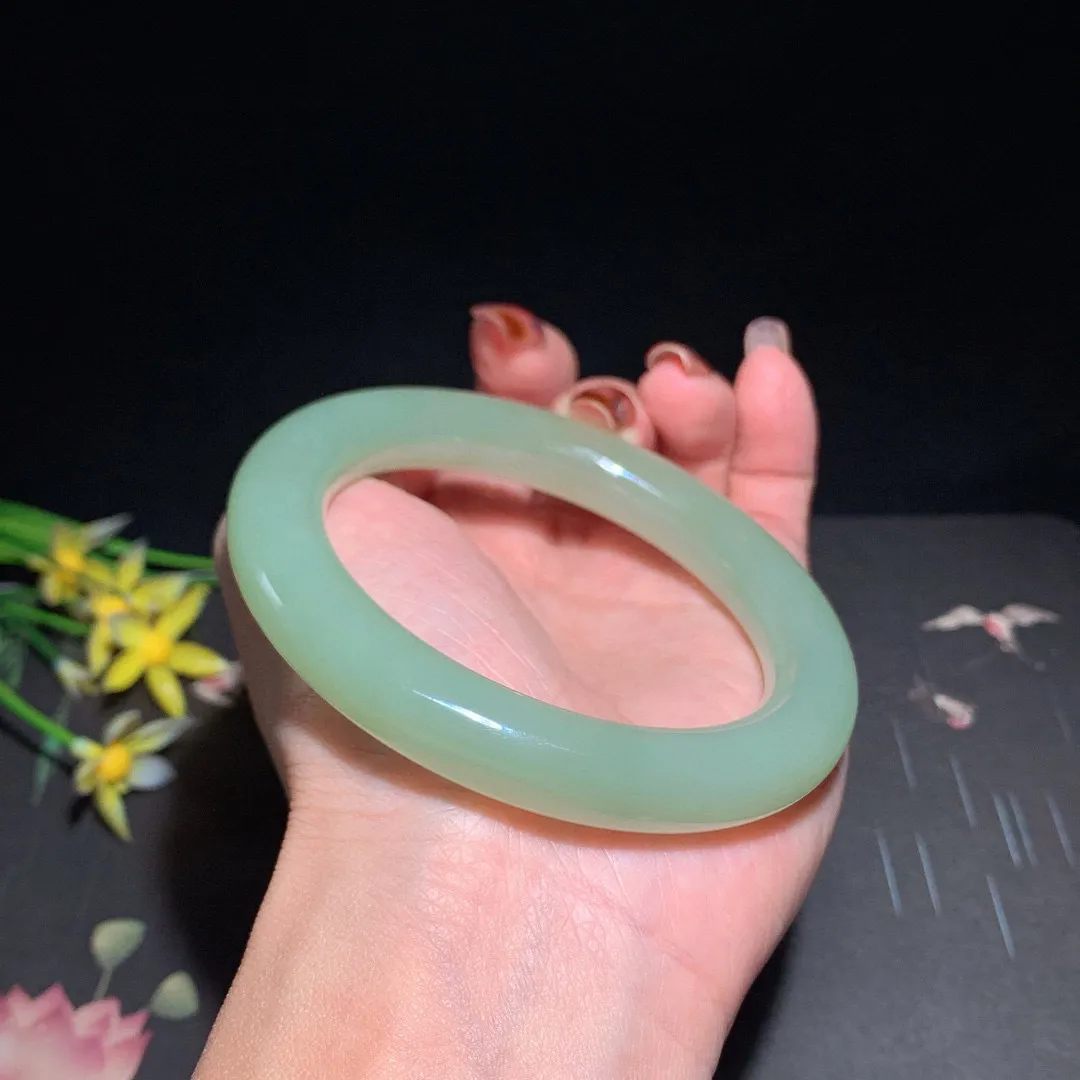 和田玉58圈晴水色肥圆条手镯！圈口58宽11.3玉质细腻油润 底色纯净  无裂无杂 脂粉好，品质高