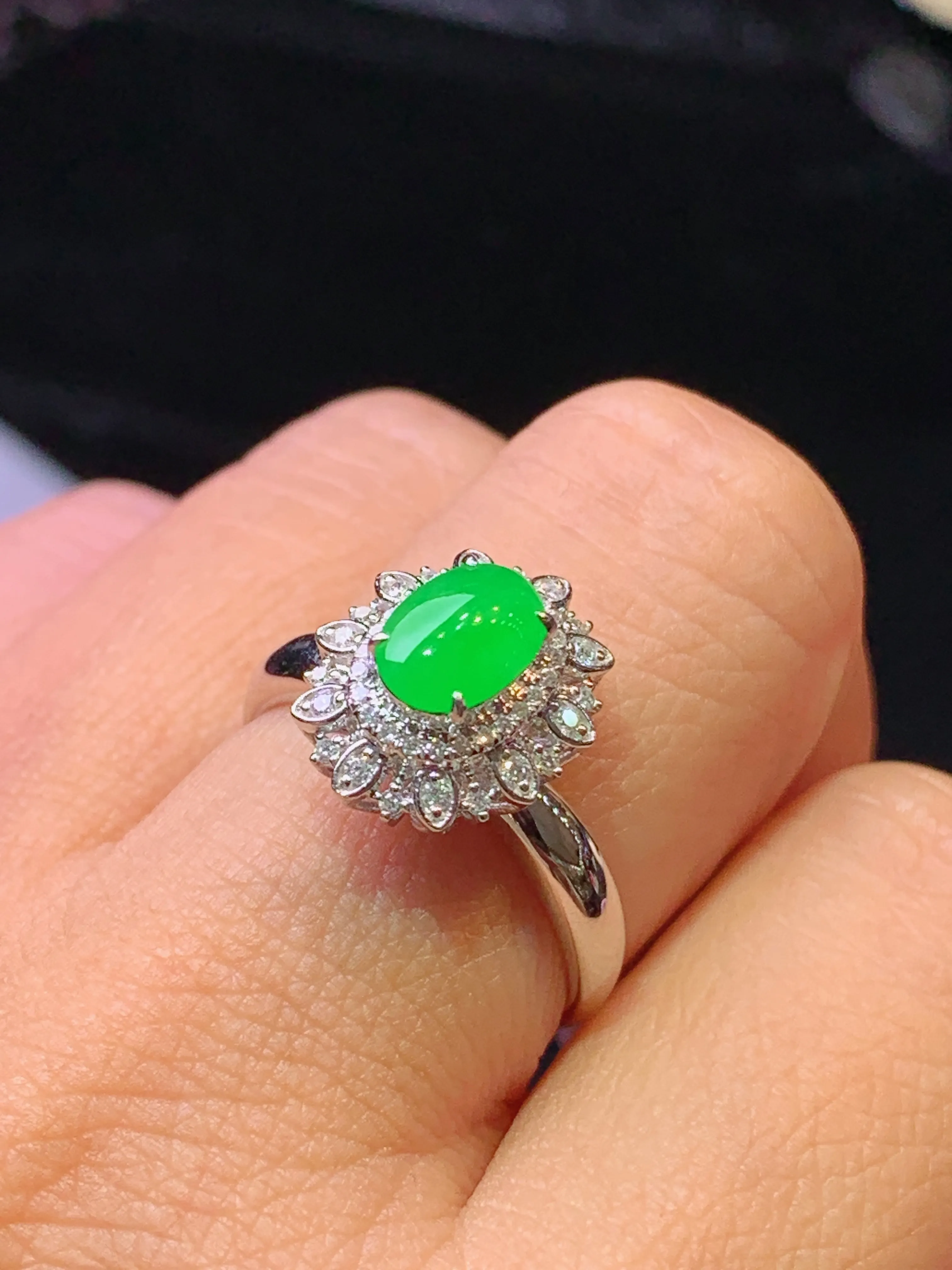 18k金钻镶嵌翠绿蛋面戒指 玉质细腻 色泽艳丽清新 圈口14 整体尺寸13.6*11.3*9.3