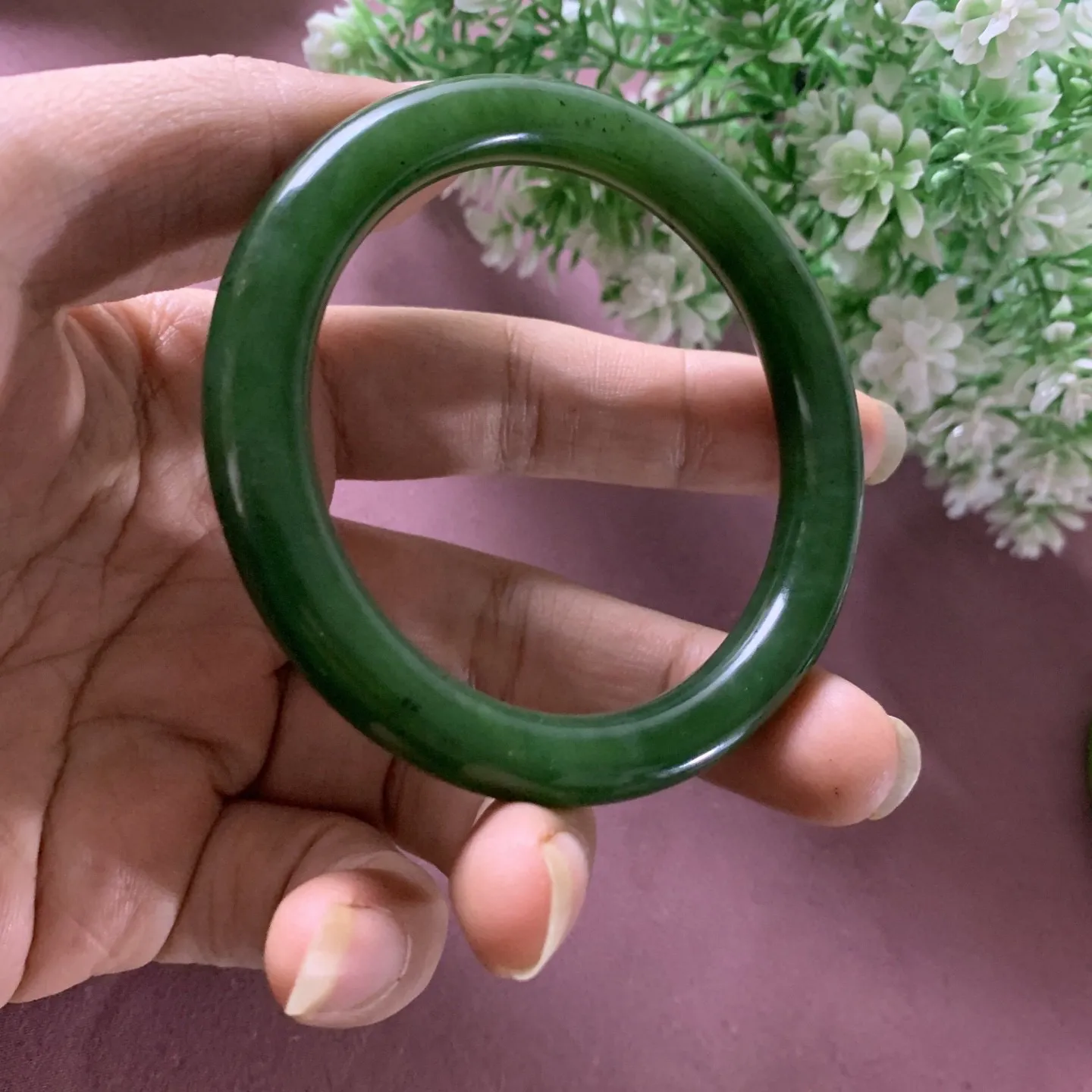和田玉碧玉56圈口阳绿色圆条手镯，圈口56宽9.2玉质特细腻油润，高脂粉，高品质，萦绕腕间时，古韵不