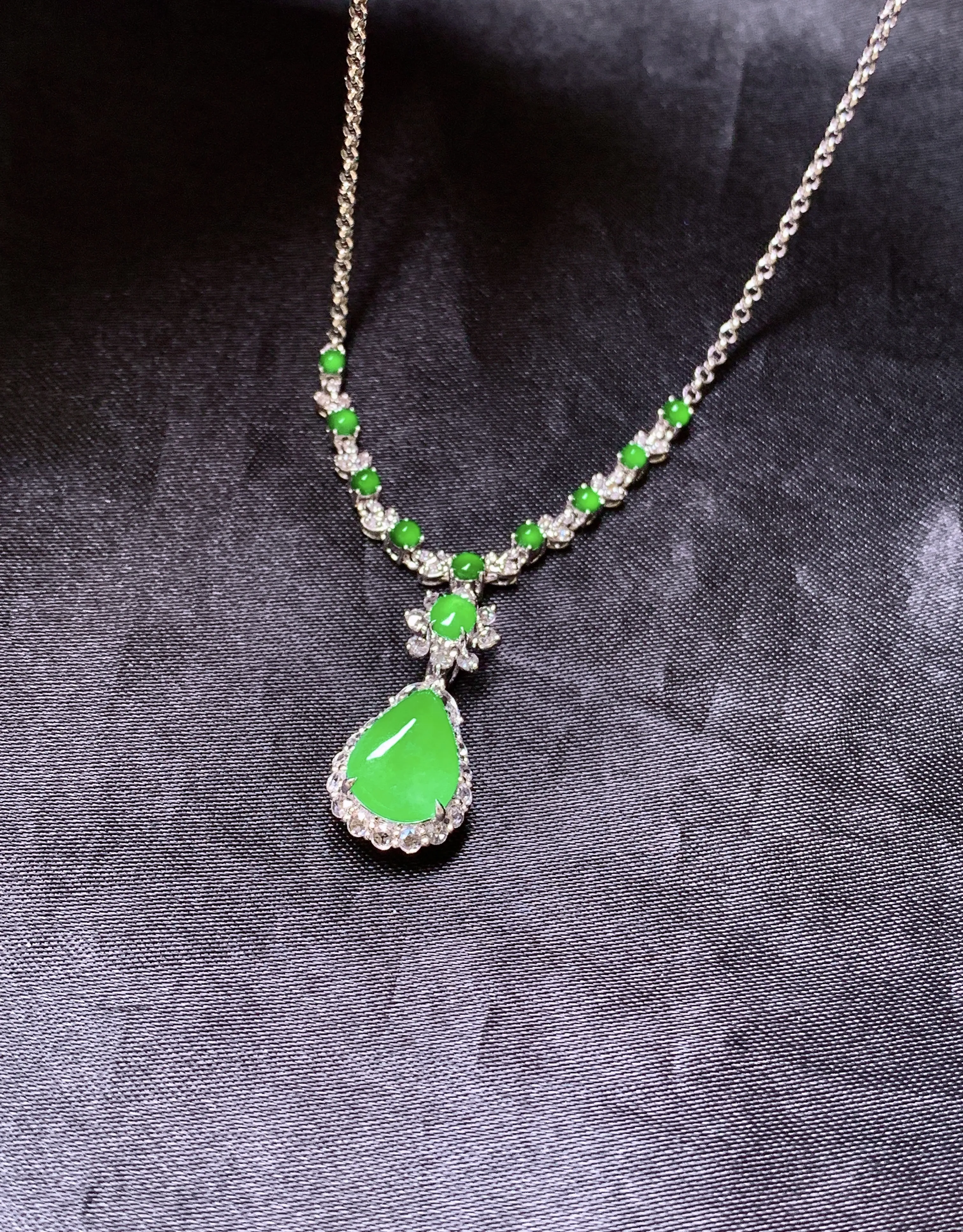 18k金钻镶嵌满绿水滴项链玉质细腻 色泽艳丽清新 整体尺寸10*7.2*3