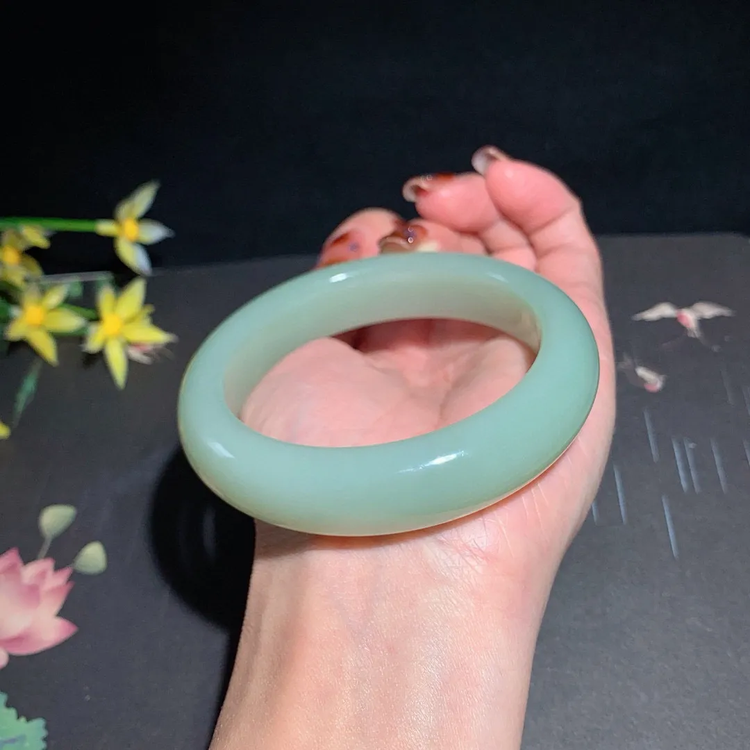 和田玉60圈口且末蓝手镯！玉质细腻油润 底色纯净 无裂无杂 脂粉好，品质高。