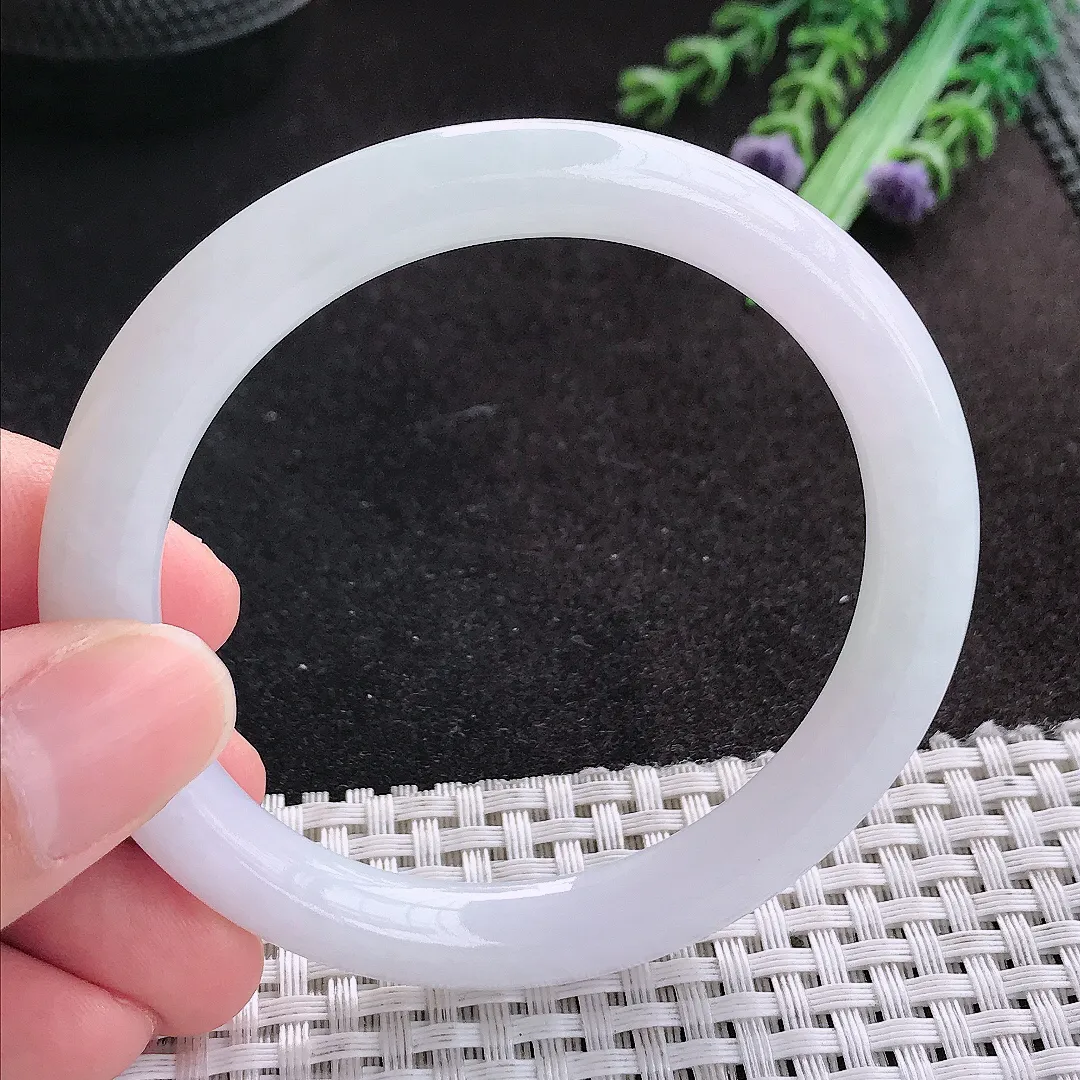 天然A货翡翠55.5/8.2/8.9老坑秀气冰润月光白圆条手镯玉手镯