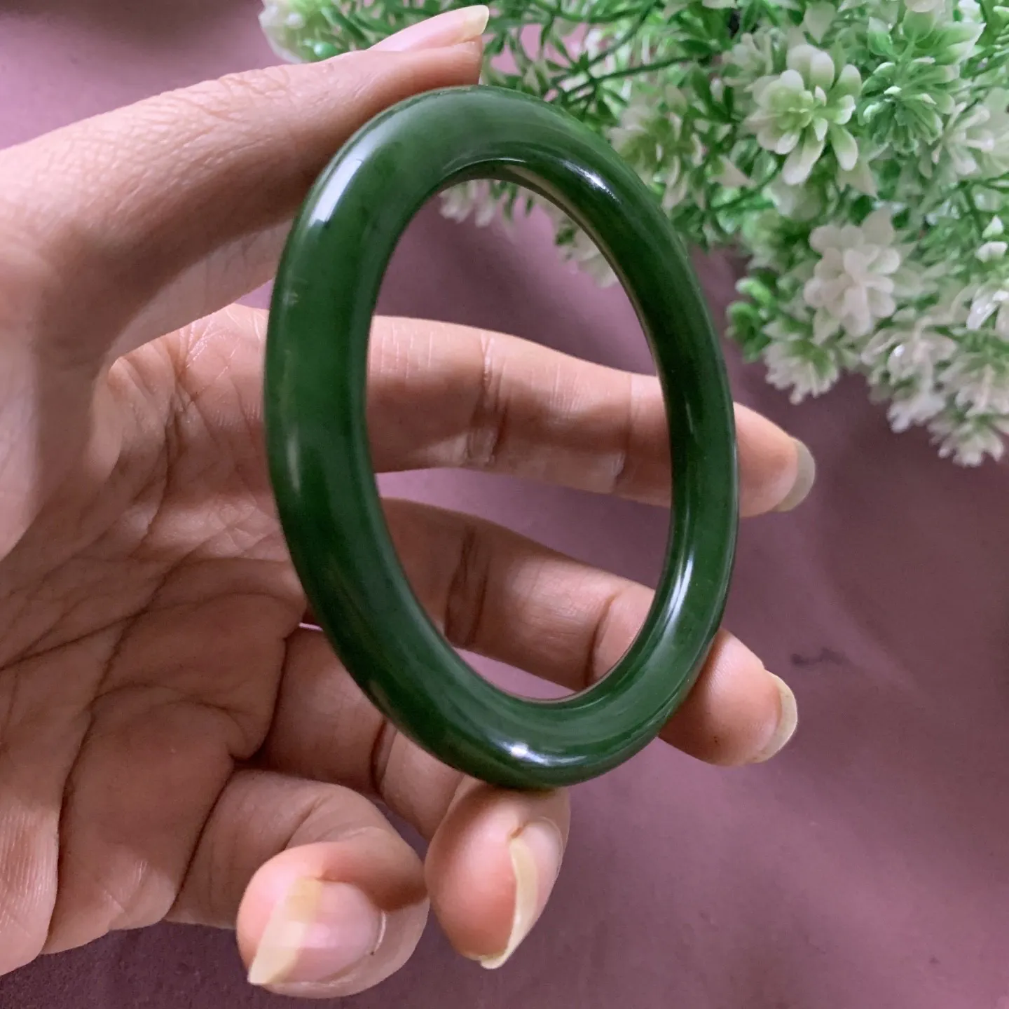 和田玉碧玉56圈口阳绿色圆条手镯，圈口56宽9.2玉质特细腻油润，高脂粉，高品质，萦绕腕间时，古韵不失时尚，素雅不失品味，细腻光滑的触感，使人沉醉，气质高雅。