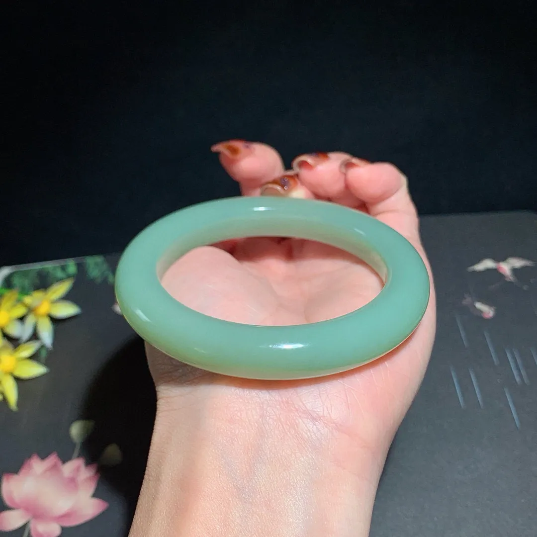 和田玉57圈口且末蓝手镯！玉质细腻油润 底色纯净 无裂无杂 脂粉好，品质高。