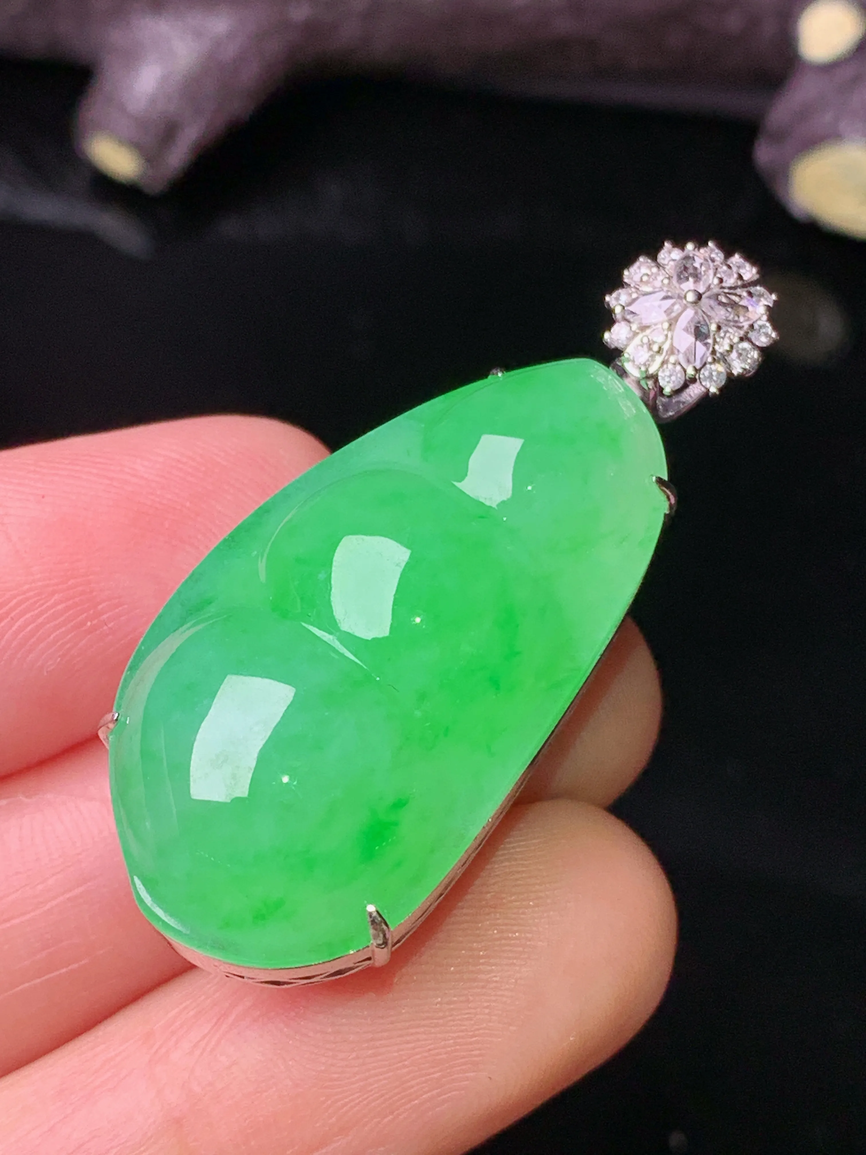 18k金钻镶嵌翠绿四季豆吊坠 玉质细腻 色泽艳丽清新 整体尺寸40*17.2*12