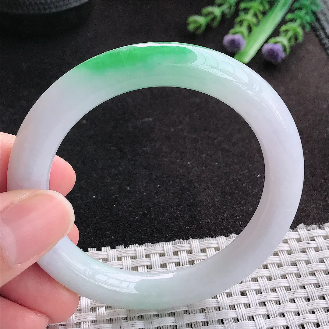 天然A货翡翠53.5/9.7老坑精美飘阳绿圆条手镯玉手镯