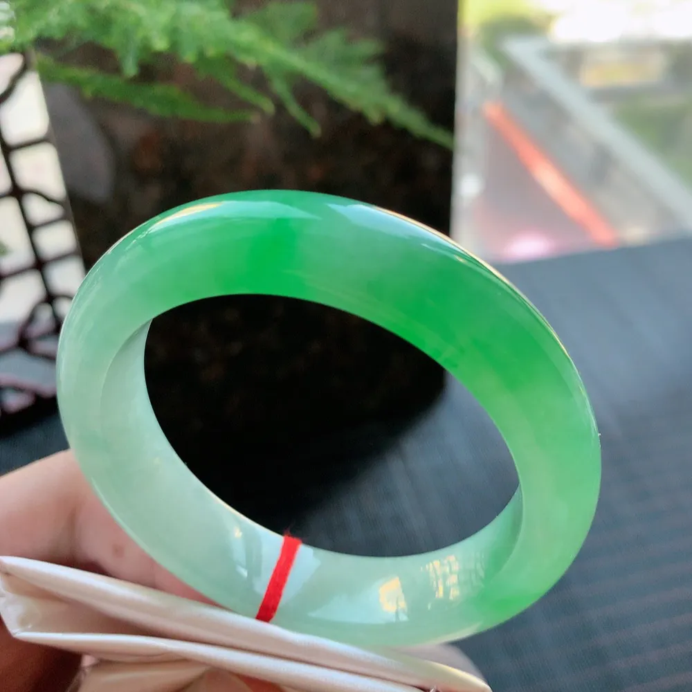 正圈高冰阳绿 无瑕 尺寸:53.8/13.6/8.9 种色俱佳 高品质