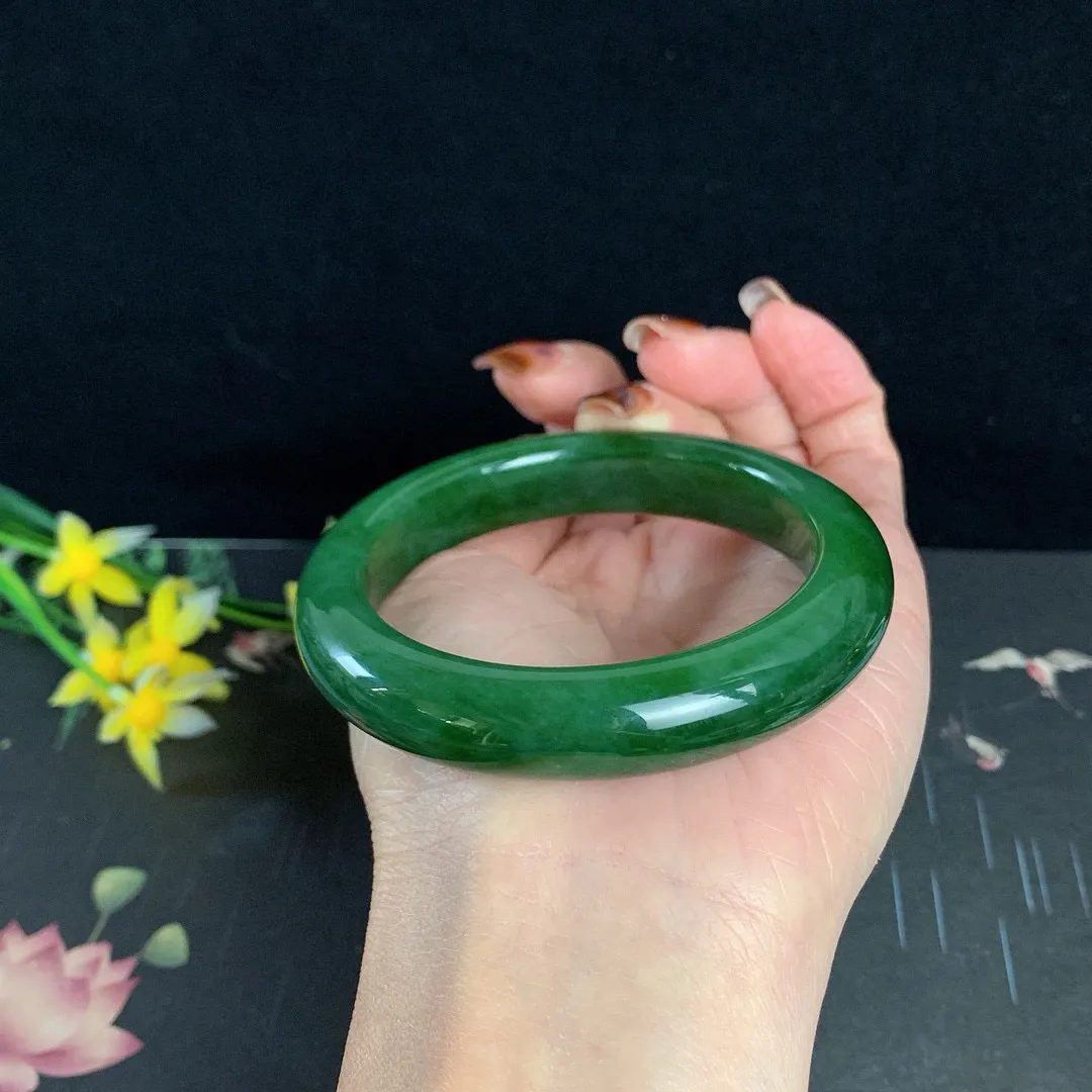 和田玉56圈口菠菜绿碧玉手镯！玉质细腻油润 底色纯净 无裂无黑 脂粉好，品质高