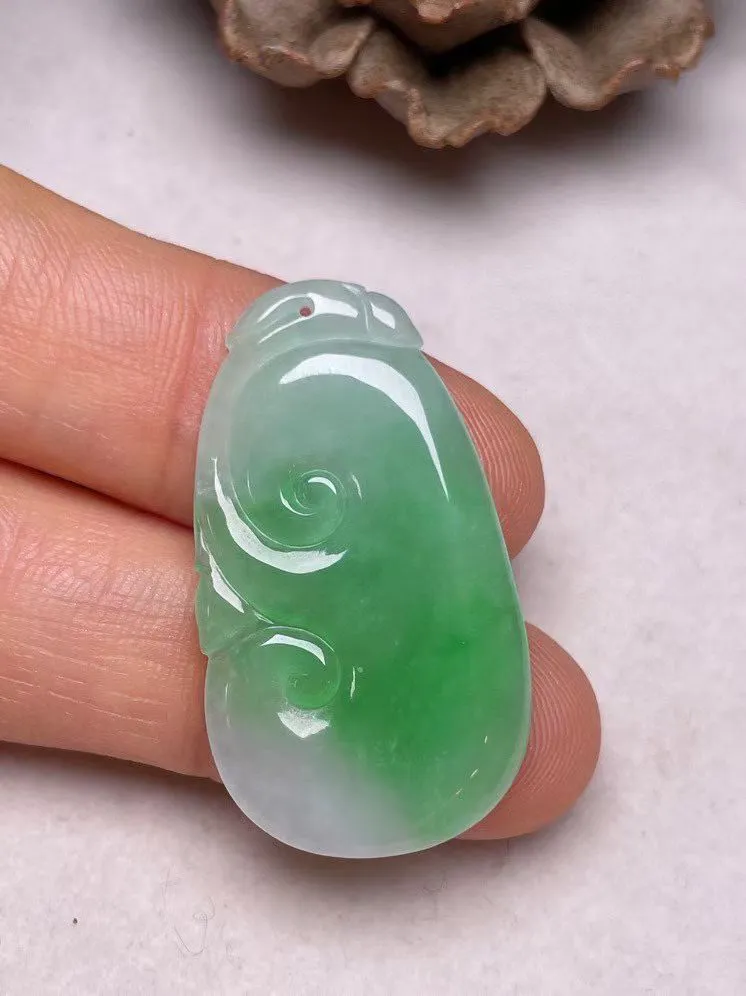 冰种飘绿【如意】吊坠，种水好，玉质细腻 ，卖相好.