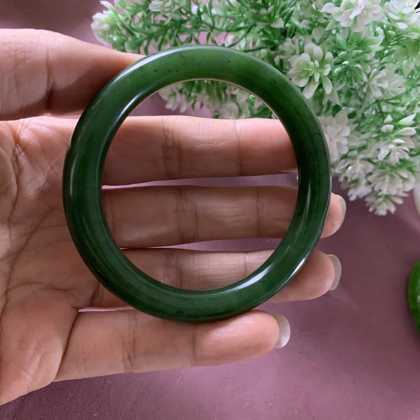 和田玉碧玉56圈口阳绿色圆条手镯，圈口56宽9.2玉质特细腻油润，高脂粉，高品质，萦绕腕间时，古韵不失时尚，素雅不失品味，细腻光滑的触感，使人沉醉，气质高雅。
