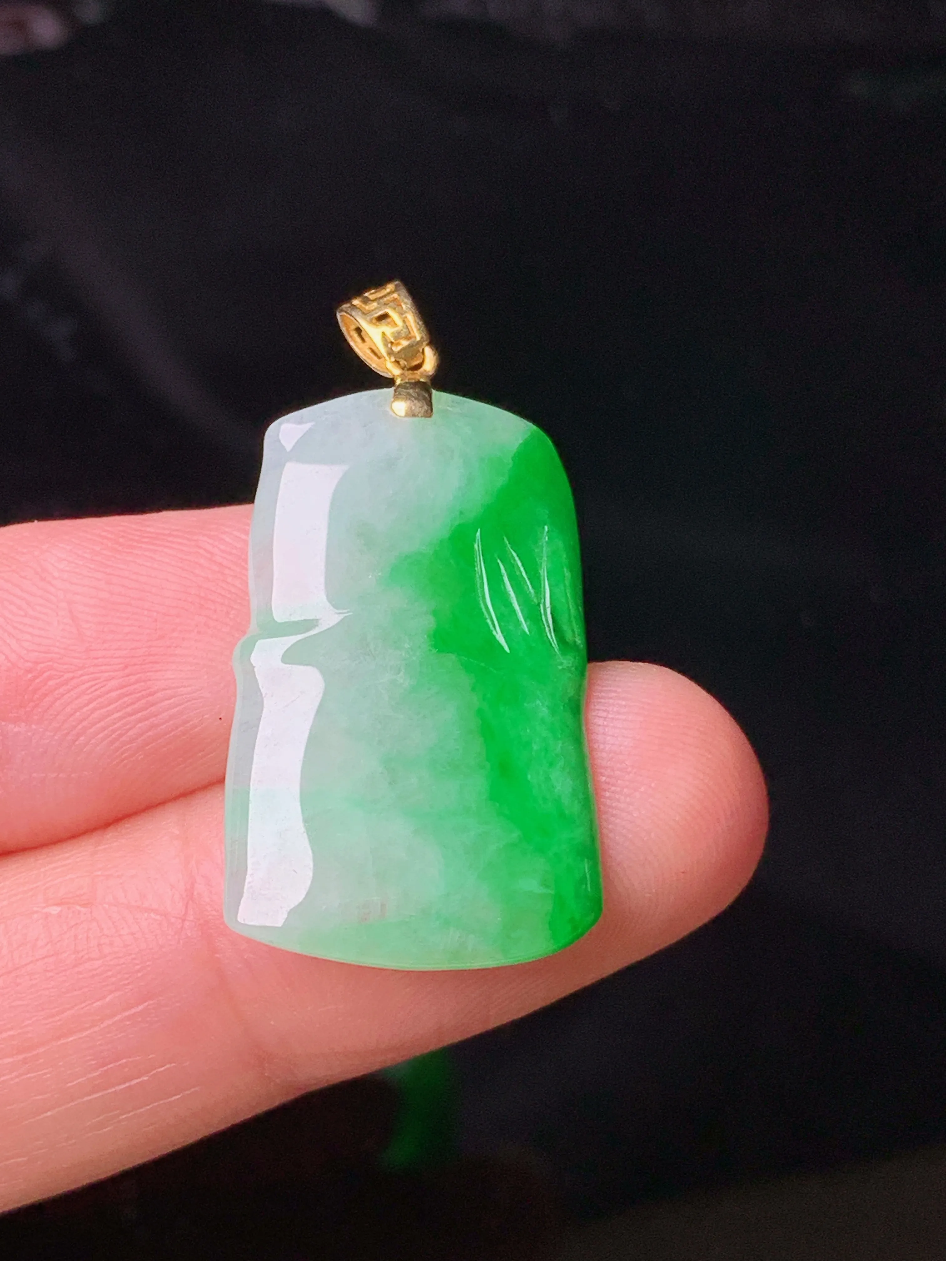 18k金镶嵌飘绿竹节吊坠 玉质细腻 色泽艳丽清新 整体尺寸32.5*15.5*2.7