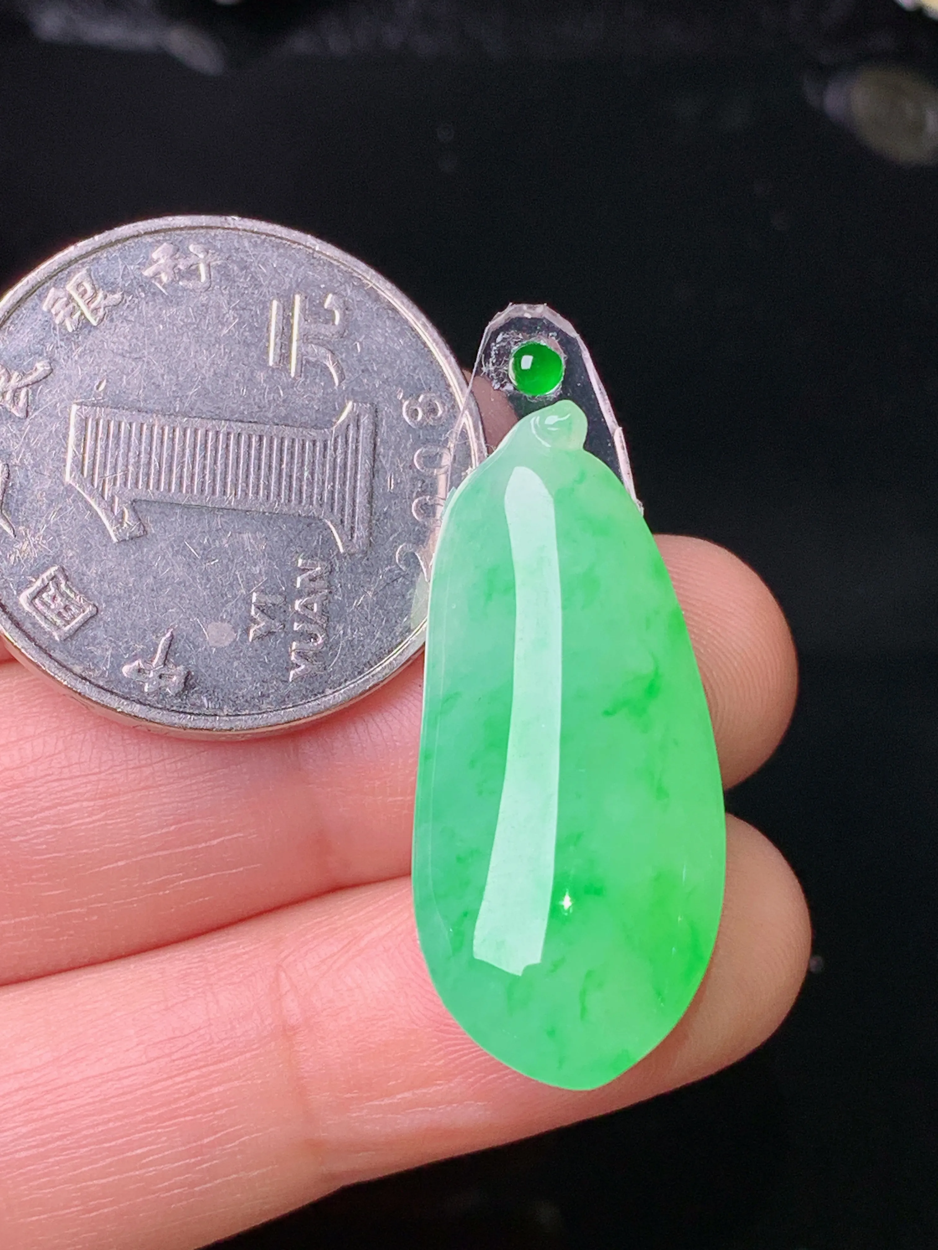 翠绿福瓜吊坠 玉质细腻 色泽艳丽清新 整体尺寸30*13*6