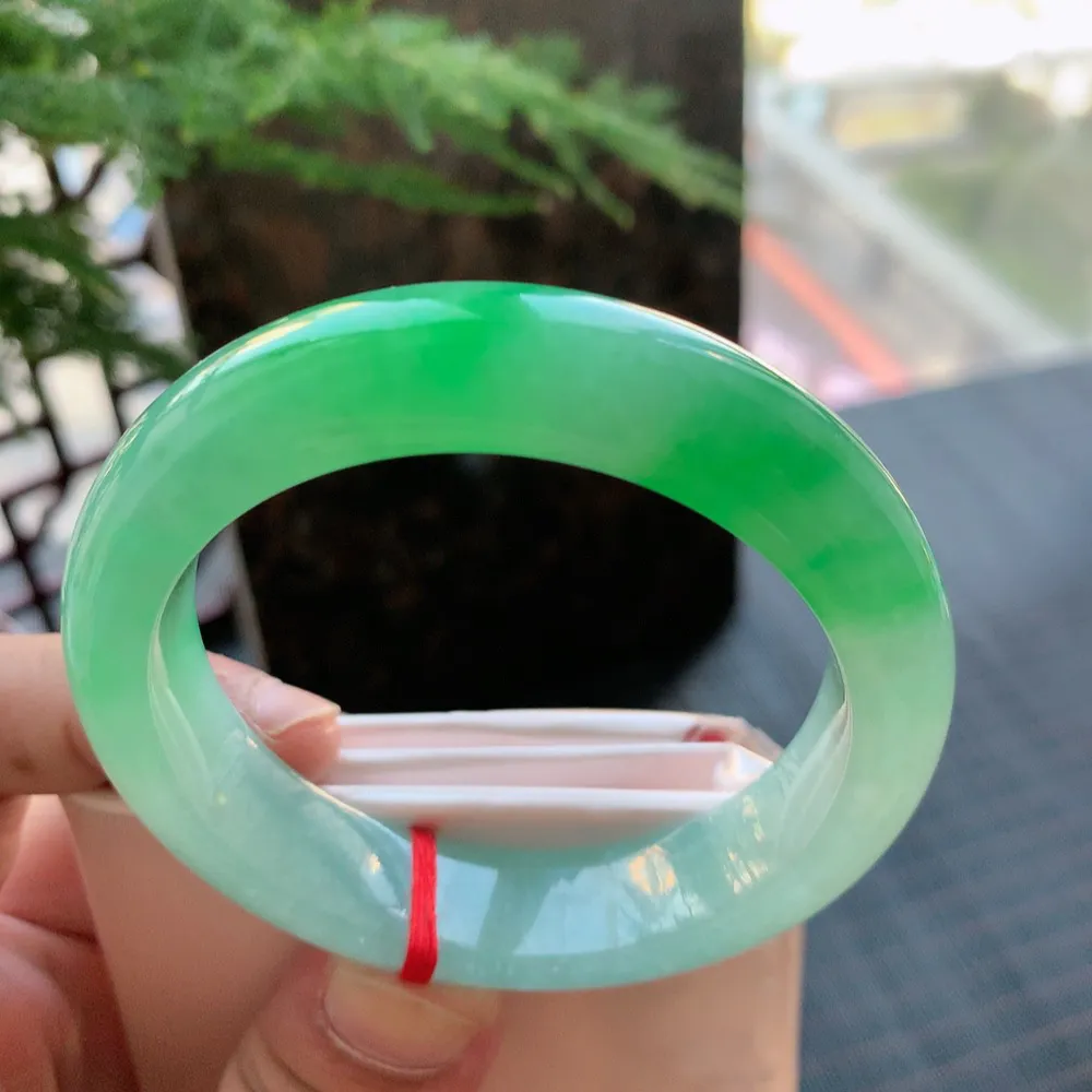 正圈高冰阳绿 无瑕 尺寸:53.8/13.6/8.9 种色俱佳 高品质