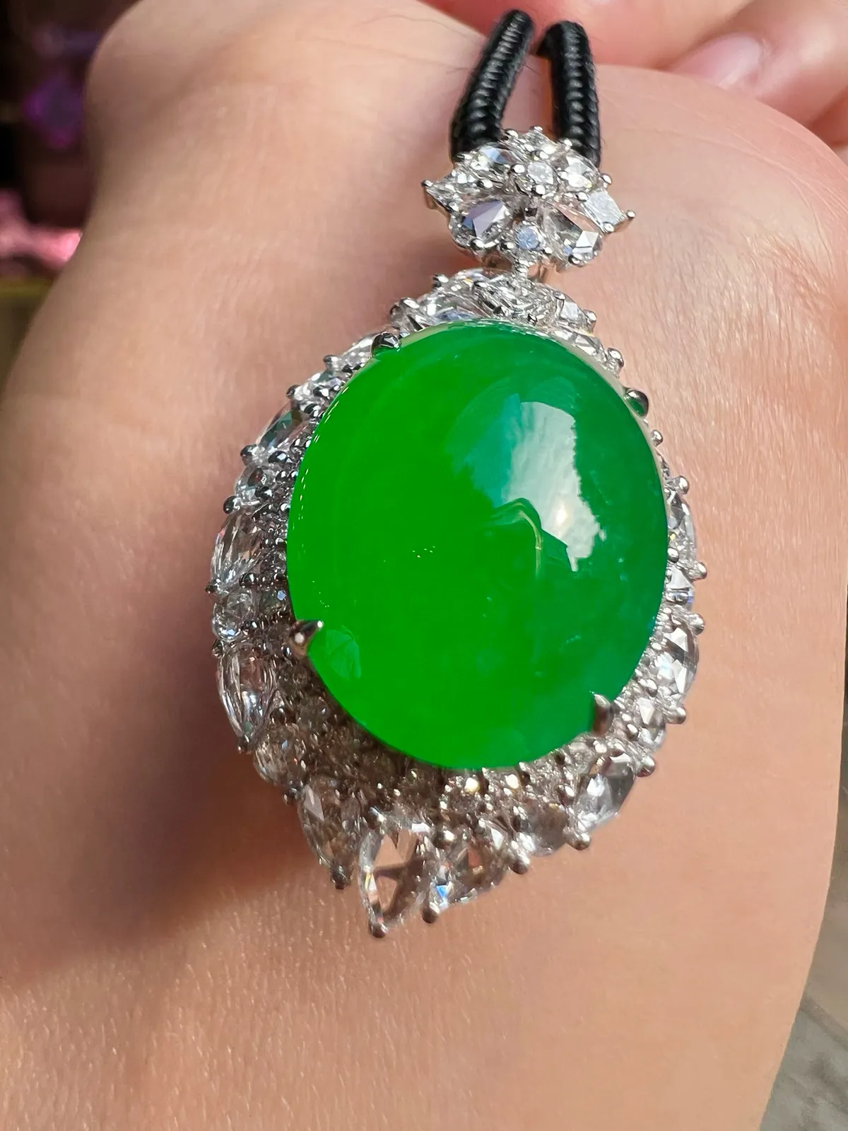 私人专拍
【满色鸽子蛋吊坠 色泽艳丽】
完美18K金奢华满钻种好细腻