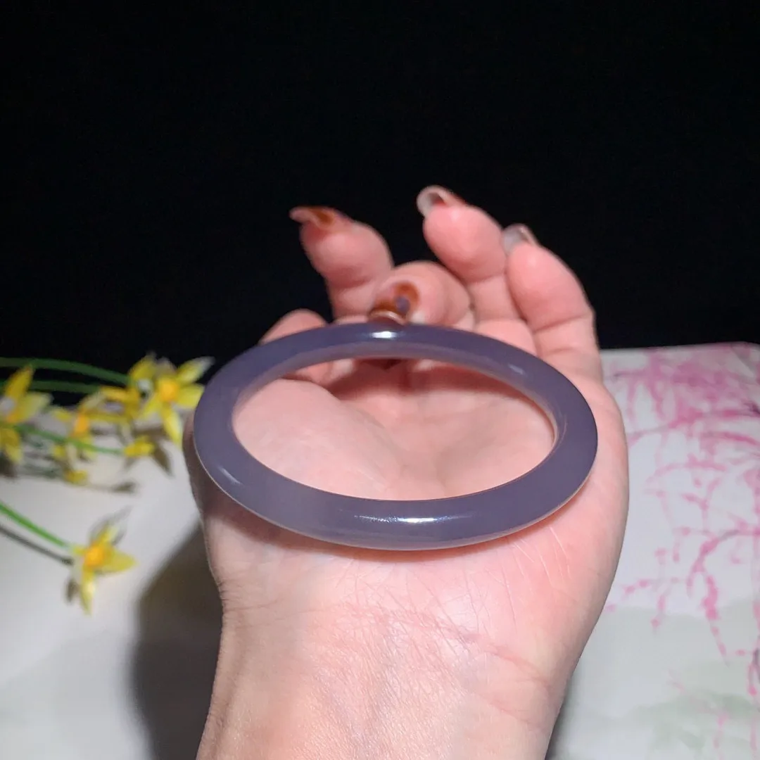 和田玉55.5圈口紫罗兰色圆条手镯！圈口55.5宽7.5玉质细腻油润 底色纯净 无裂无杂 脂粉好，品质好！