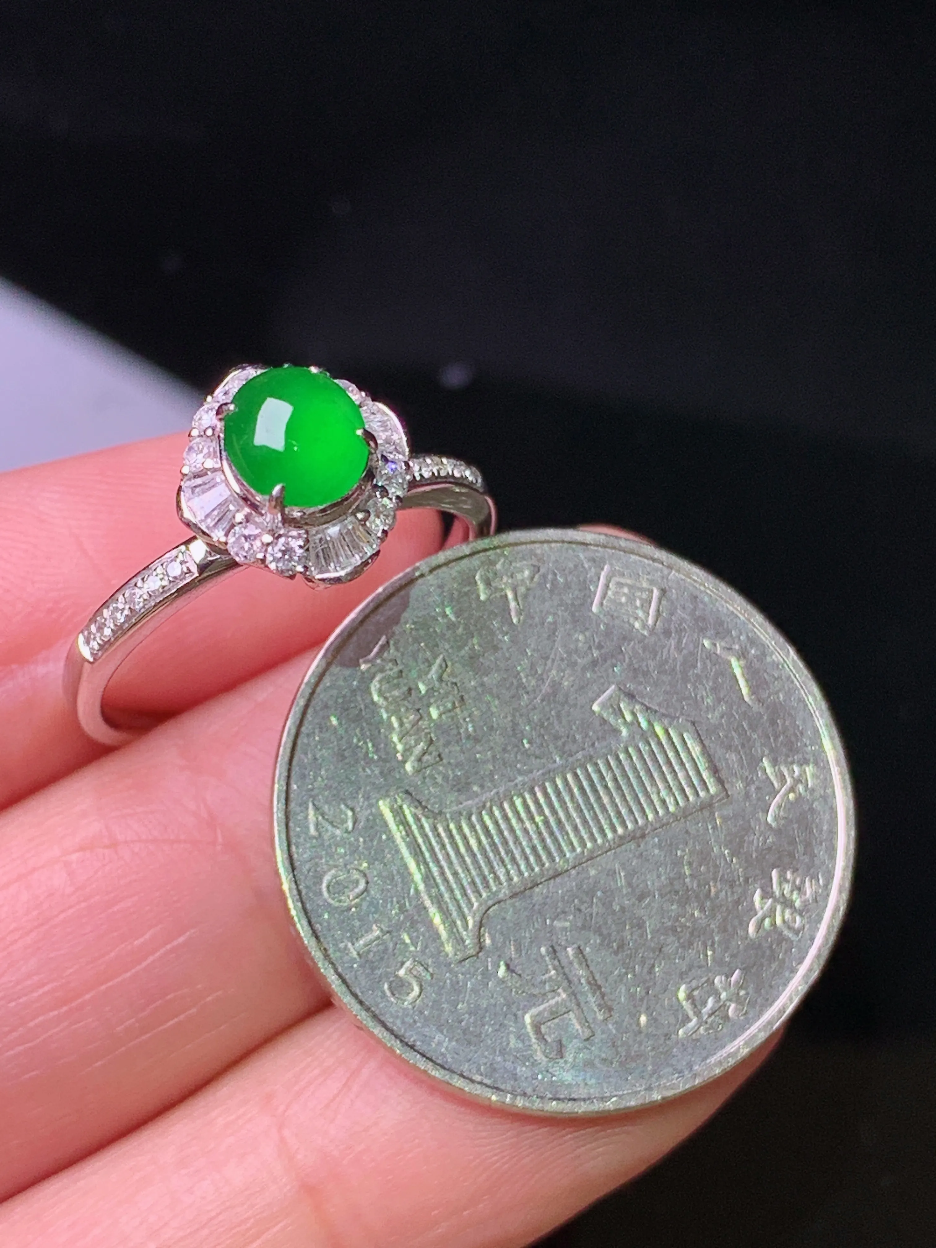 18k金钻镶嵌满绿蛋面戒指 玉质细腻 色泽艳丽清新 圈口14.5 整体尺寸10*9.3*9.3