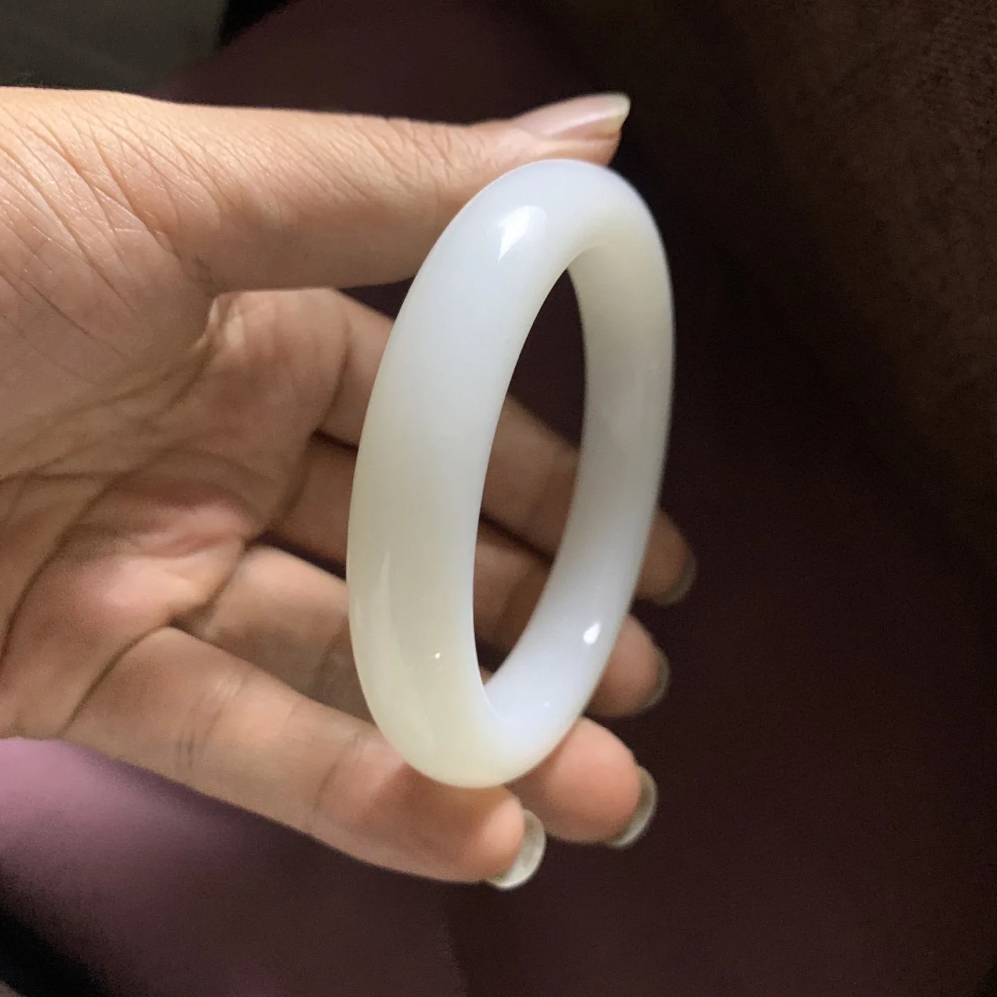 56.5圈口和田玉羊脂白宽条手镯【挽间柔情】，镯型古朴典雅。在诗情画意的雨巷相遇，你是我腕间的一抹风