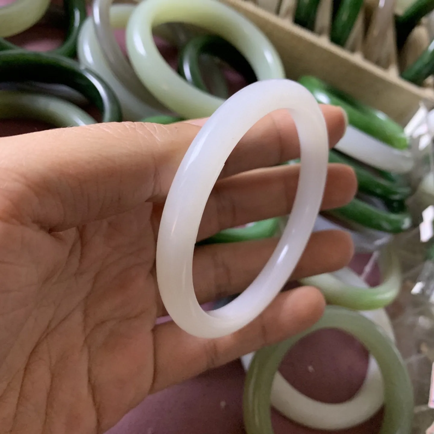 和田玉57圈口羊脂白手镯！玉质细腻油润 底色纯净 无裂无杂 脂粉好，品质好。