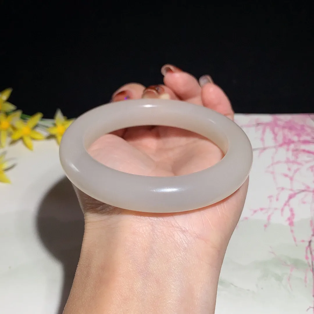 和田玉59圈口藕粉色手镯！玉质细腻油润 底色纯净 无裂无杂 脂粉好，品质好