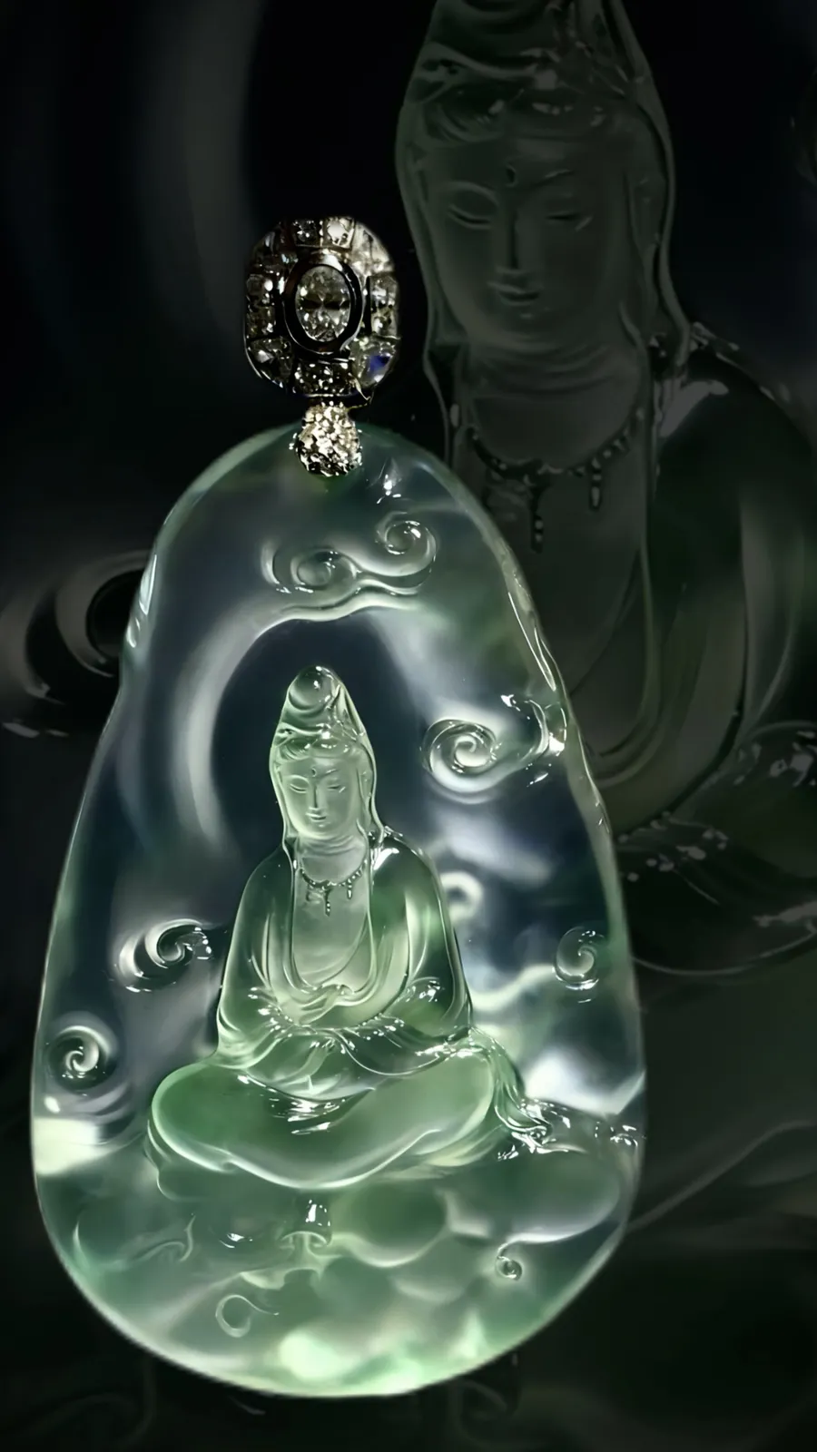 【观自在】，观音菩萨，
臻奇玉雕艺术。
玻璃种翡翠稀有料子。
作品裸石61.5-39.5-9mm，
18K金，南非钻，39.03g，