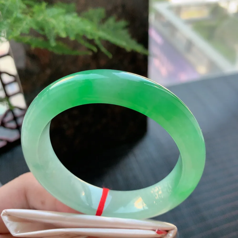 正圈高冰阳绿 无瑕 尺寸:53.8/13.6/8.9 种色俱佳 高品质