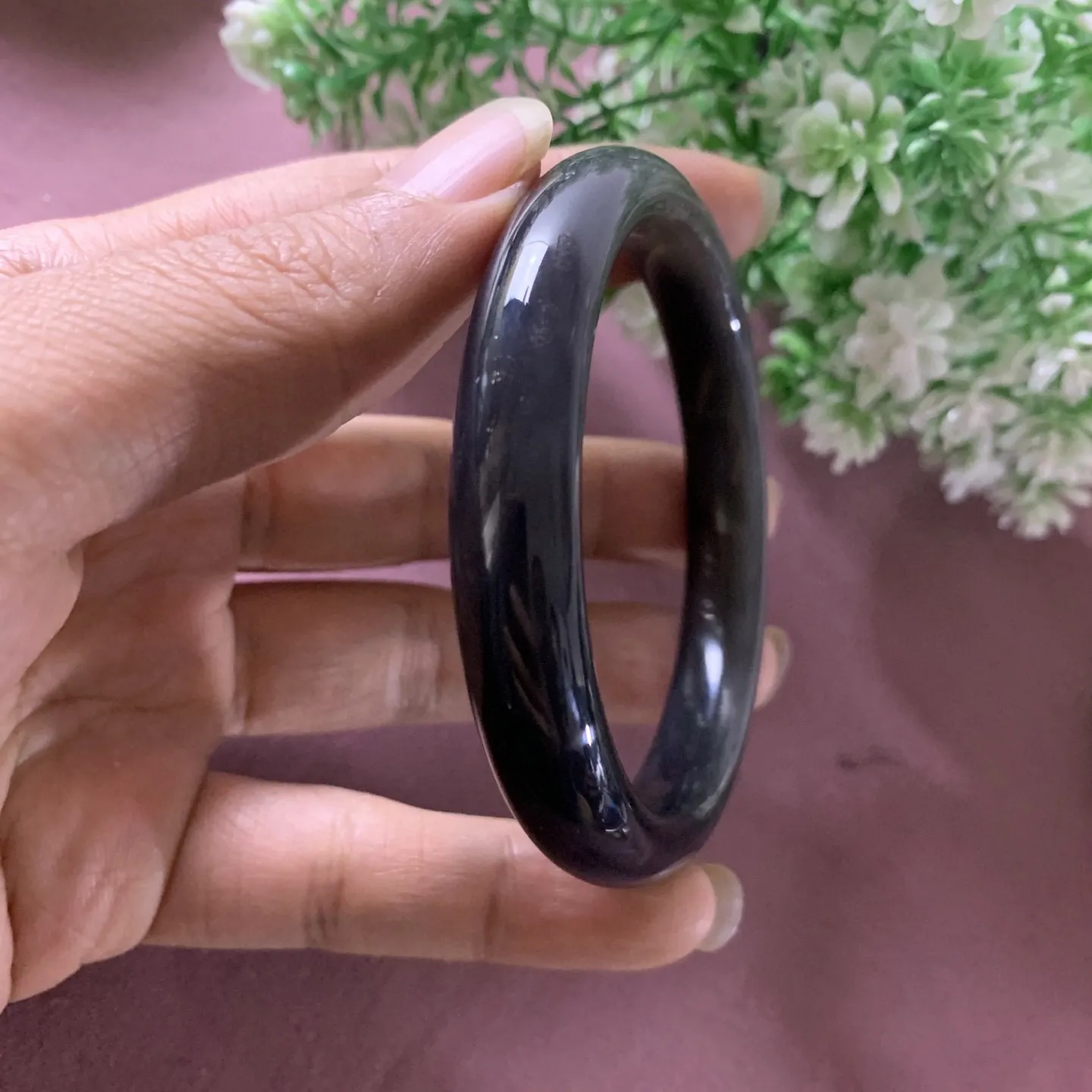 和田玉60圈口紫罗兰手镯，玉质特细腻油润，高脂粉，高品质，萦绕腕间时，古韵不失时尚，素雅不失品味，细腻光滑的触感，使人沉醉，气质高雅。