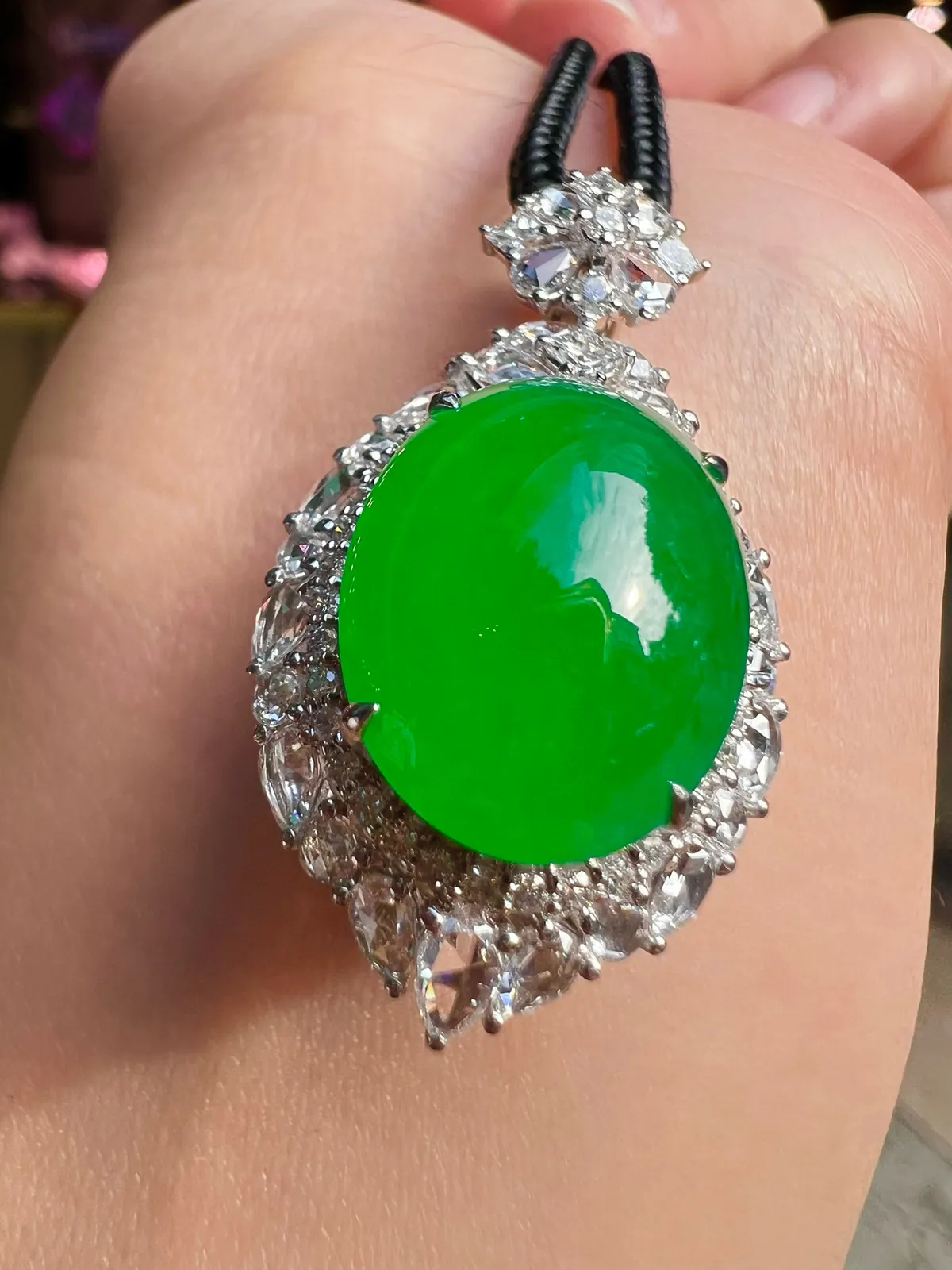 私人专拍
【满色鸽子蛋吊坠 色泽艳丽】
完美18K金奢华满钻种好细腻