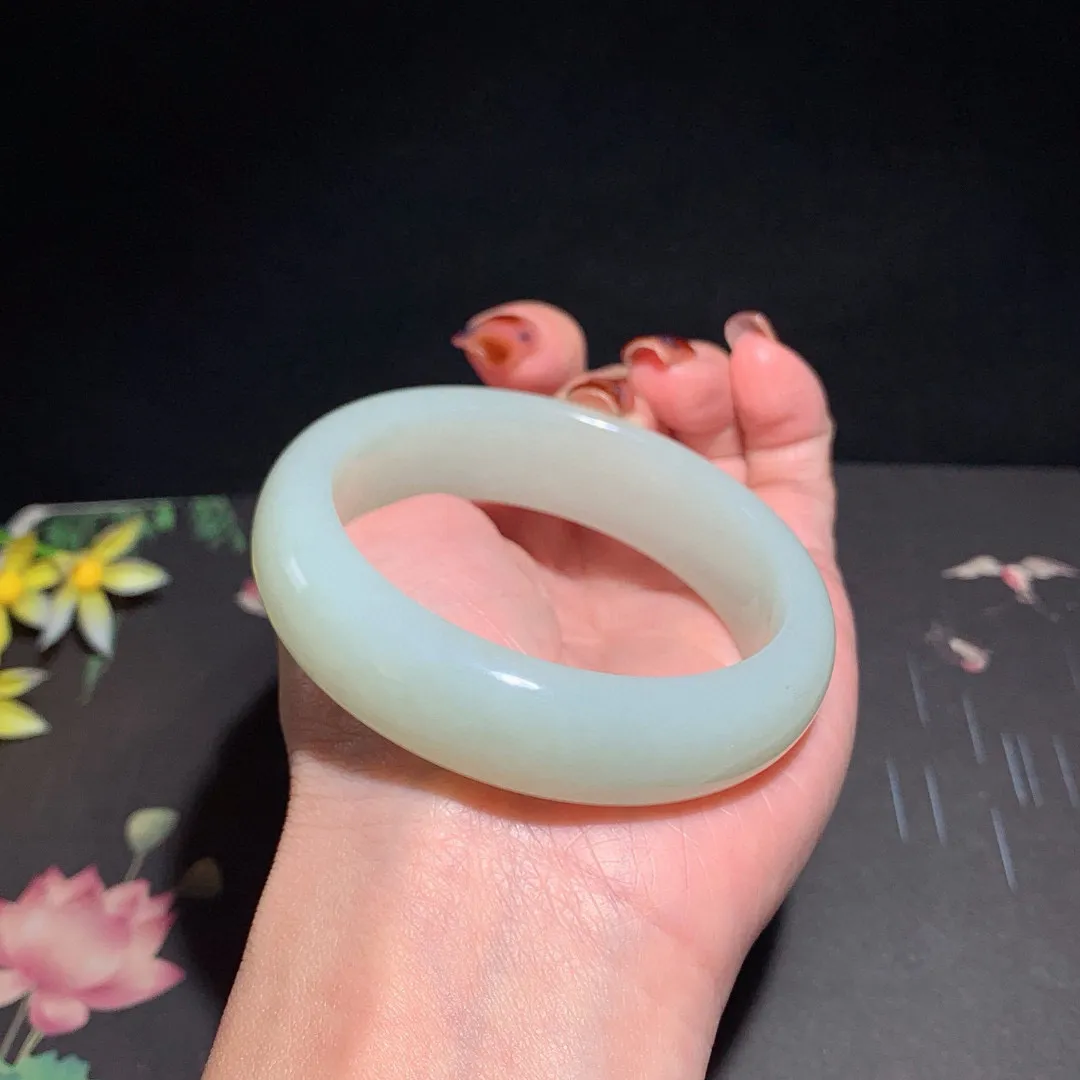 和田玉55圈口且末蓝手镯！玉质细腻油润 底色纯净 无裂无杂 脂粉好，品质高。