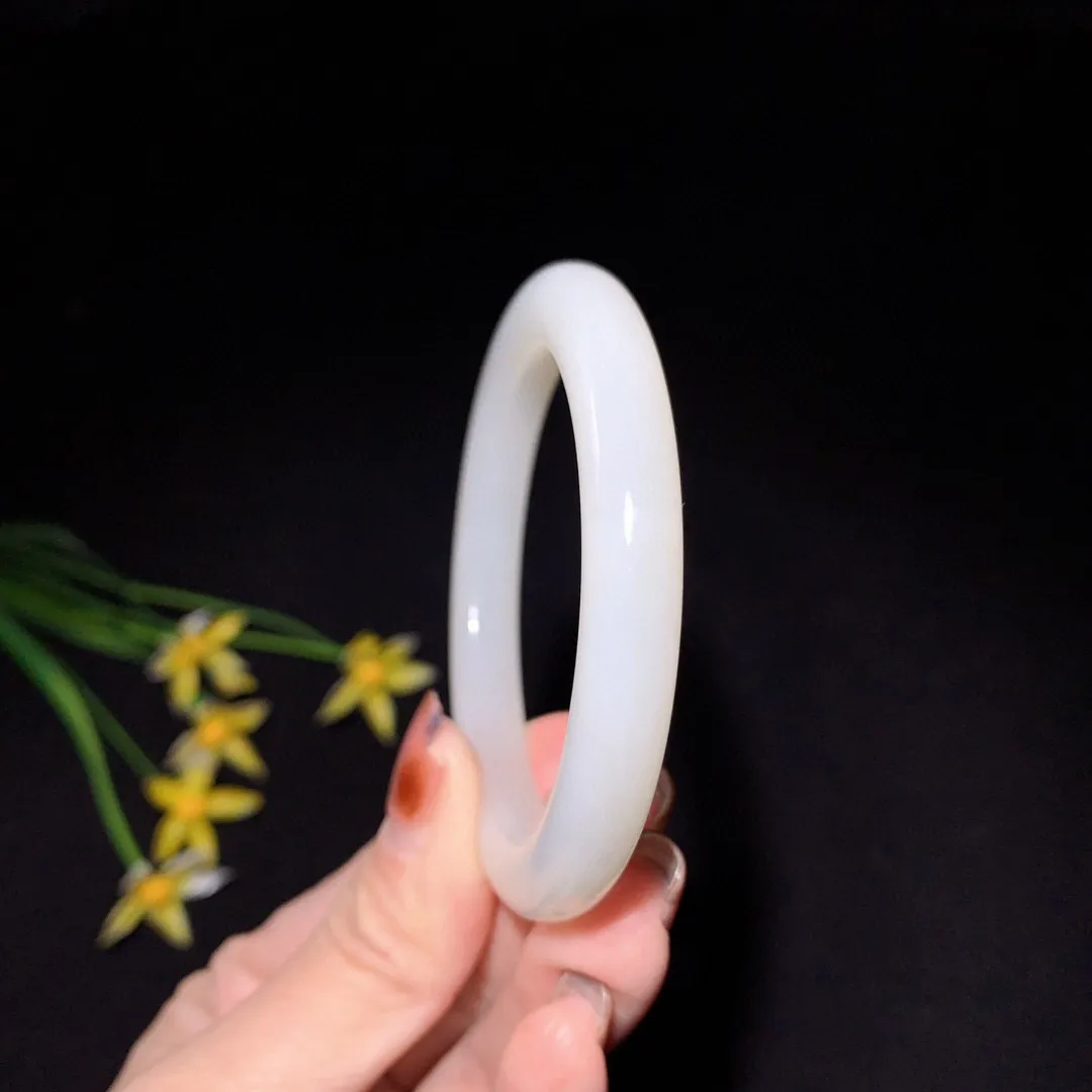 和田玉52圈口羊脂白手镯！玉质细腻油润 底色纯净 无裂无杂 脂粉好，品质好！