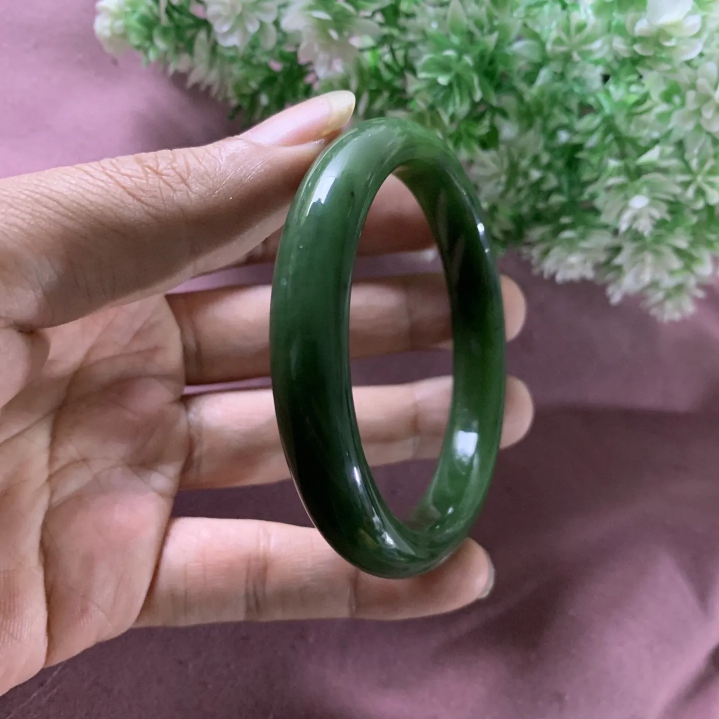 和田玉碧玉54圈口菠菜绿手镯！圈口54宽11.6重39.9克，玉质细腻油润 底色纯净 无裂无杂 脂粉