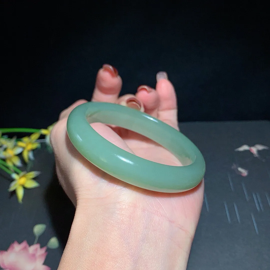 和田玉55圈口且末蓝手镯！玉质细腻油润 底色纯净 无裂无杂 脂粉好，品质高。