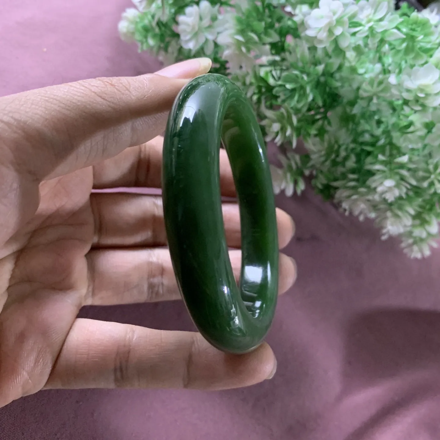 和田玉碧玉55.8圈口菠菜绿手镯！玉质细腻油润 底色纯净 无裂无杂 脂粉好，品质好