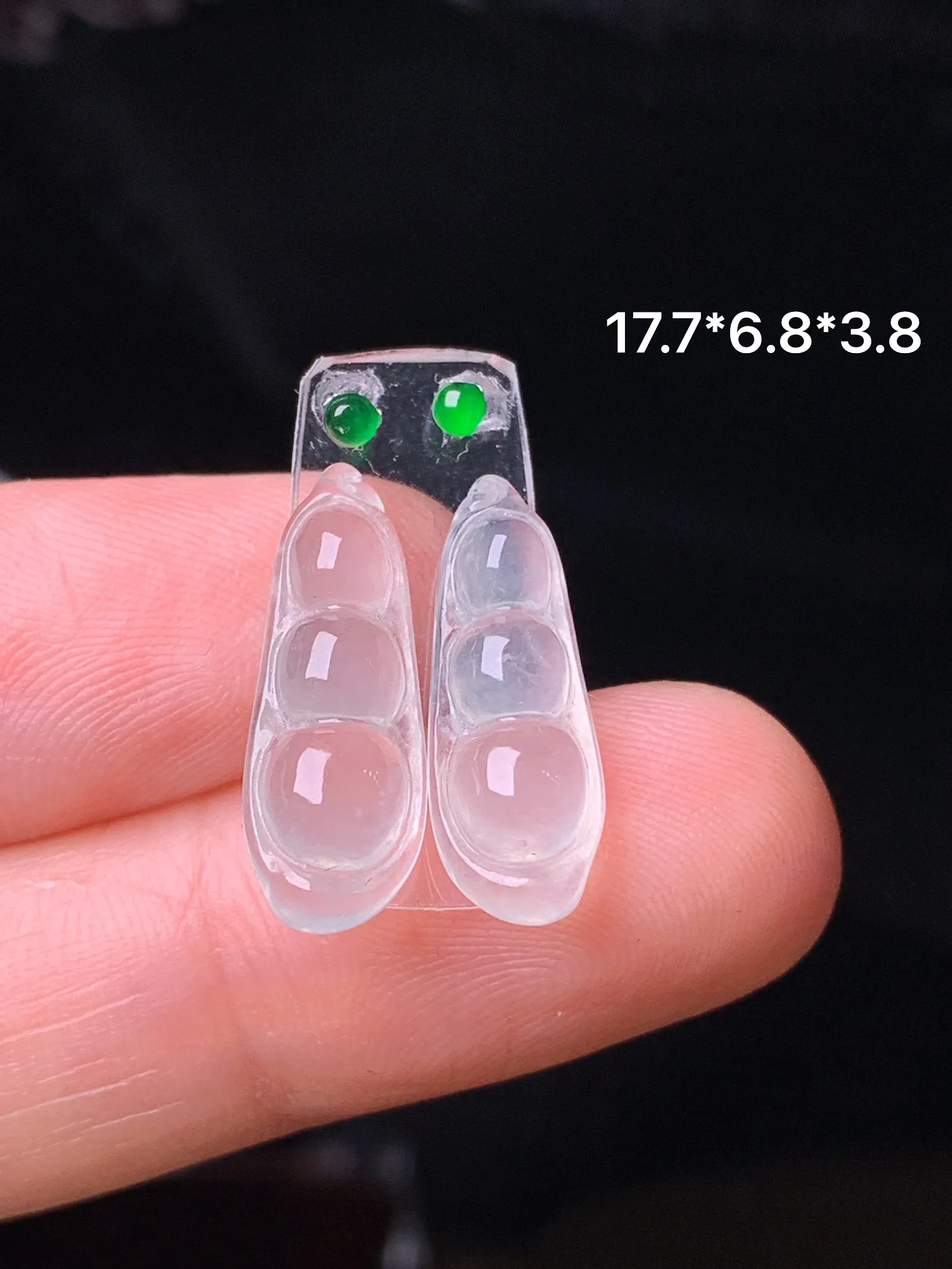 镶嵌款 冰种四季豆吊坠 玉质细腻 色泽艳丽清新 整体尺寸17.7*6.8*3.8