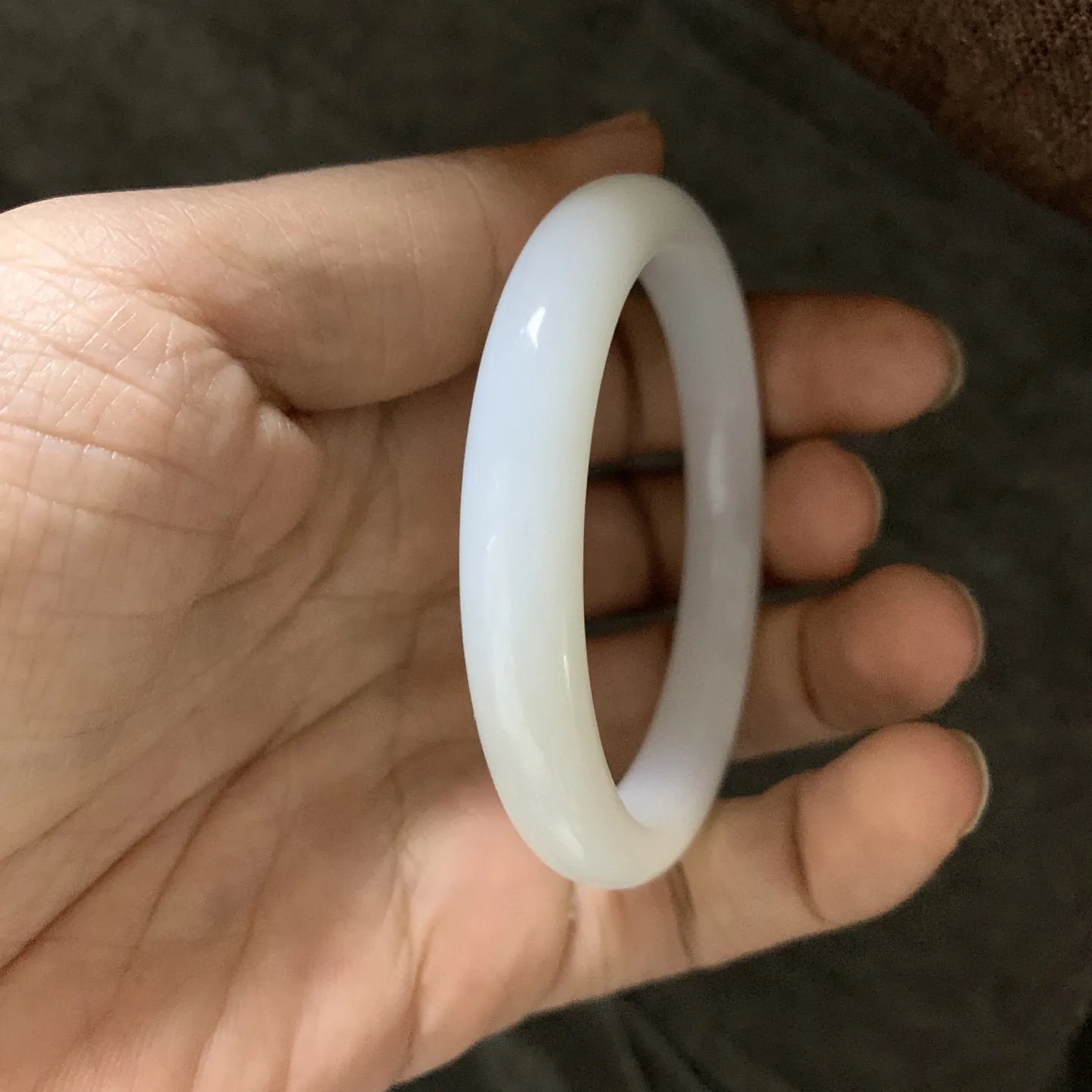 64圈口和田玉羊脂白玉手镯【挽间柔情】，镯型古朴典雅。在诗情画意的雨巷相遇，你是我腕间的一抹风情，有你眸有深情.清风荡漾湖间静水，我愿俯身低眉，在烟波涟漪处寻你。