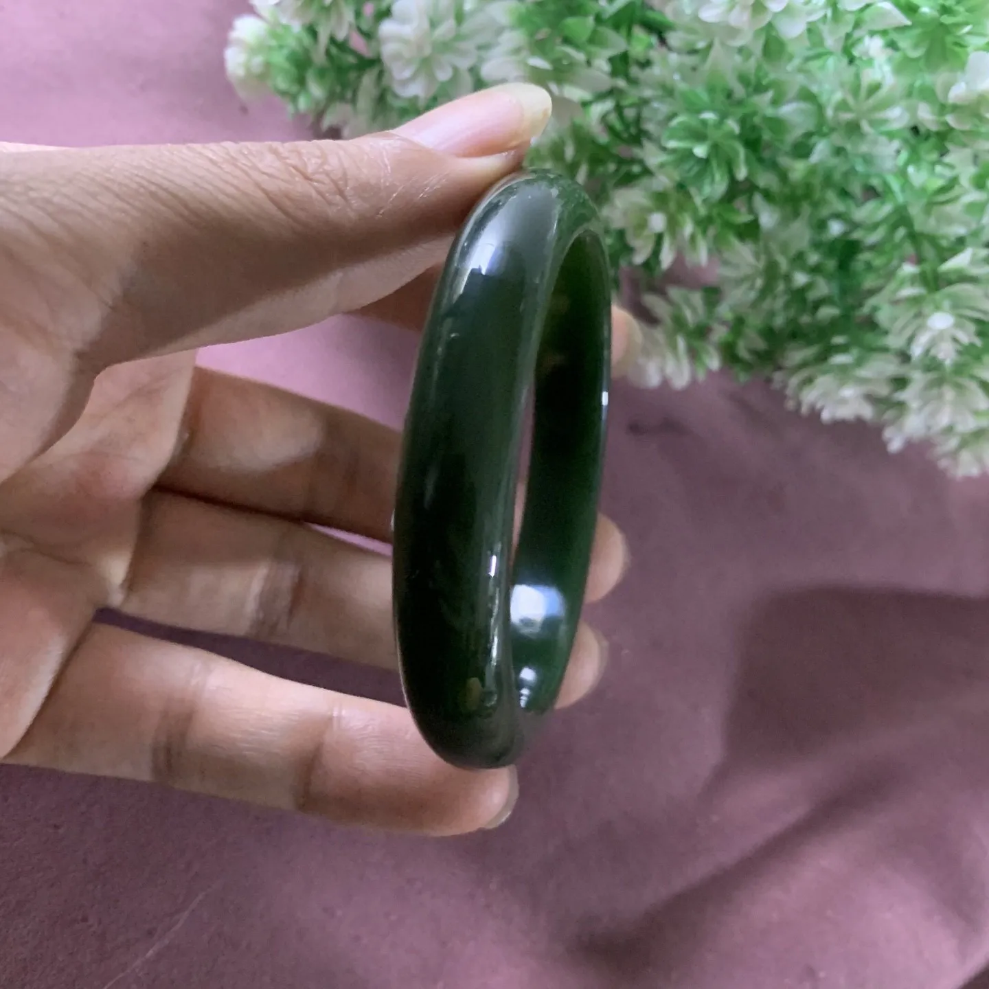 和田玉碧玉56圈口菠菜绿手镯！玉质细腻油润 底色纯净 无裂无杂 脂粉好，品质好。