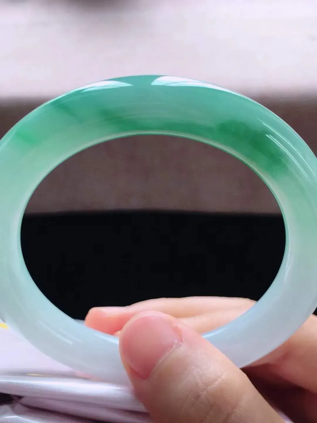 【翡翠名称】老种冰飘花55.3圈口圆条翡翠手镯
【翡翠尺寸】55.3*9.8*10mm适合55-57