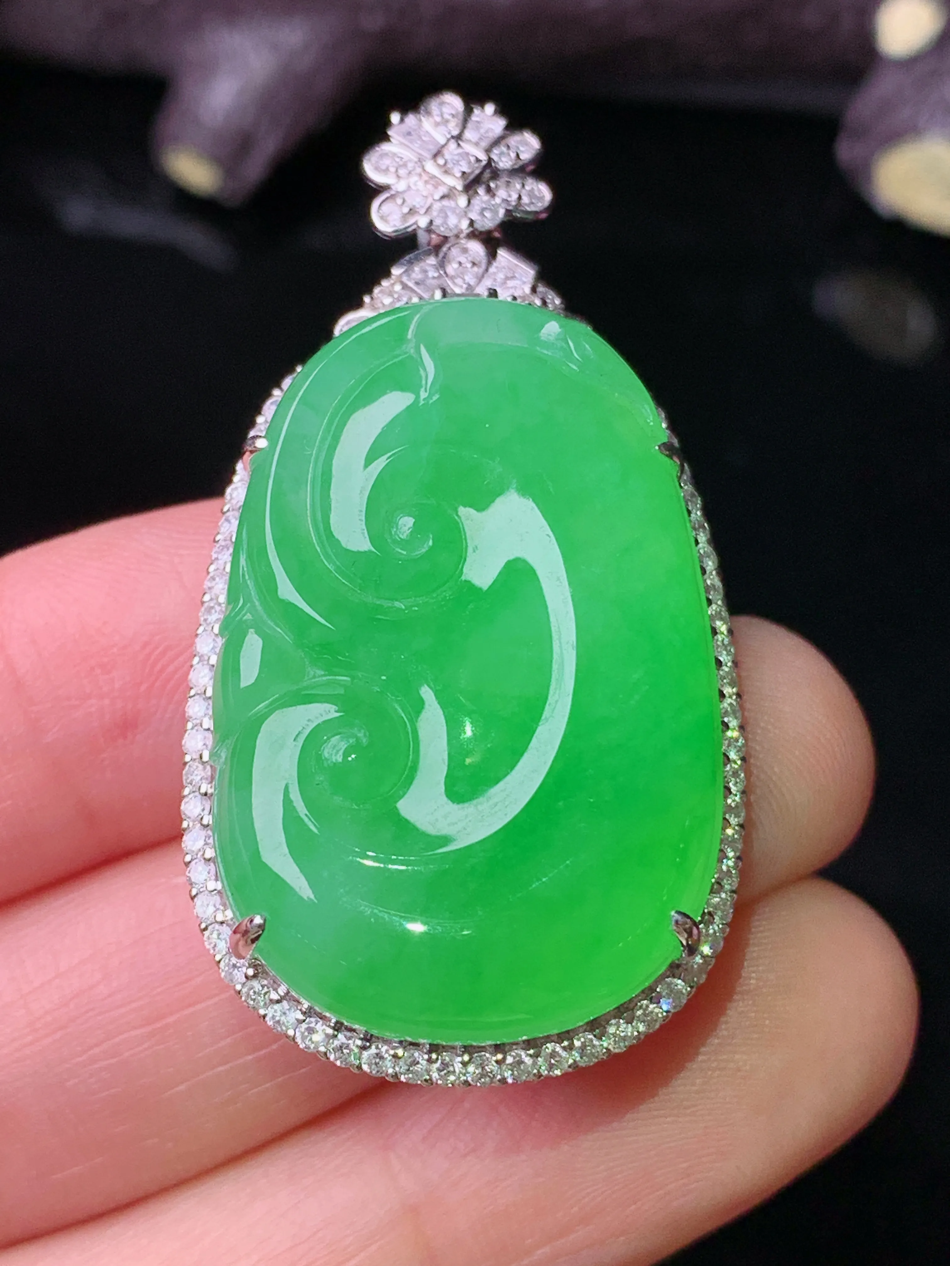 18k金钻镶嵌翠绿如意吊坠 玉质细腻 色泽艳丽清新 整体尺寸45.2*23*11.2